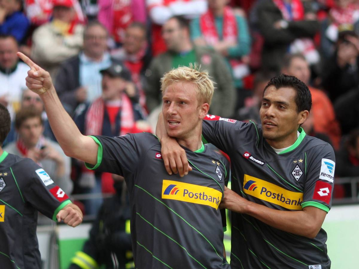 Jubel bei Mike Hanke (l.) und Juan Arango (r.). Das Duo von Borussia Mönchengladbach bejubelt einen Treffer im Spiel beim FSV Mainz 05 am 11. Mai 2013.
