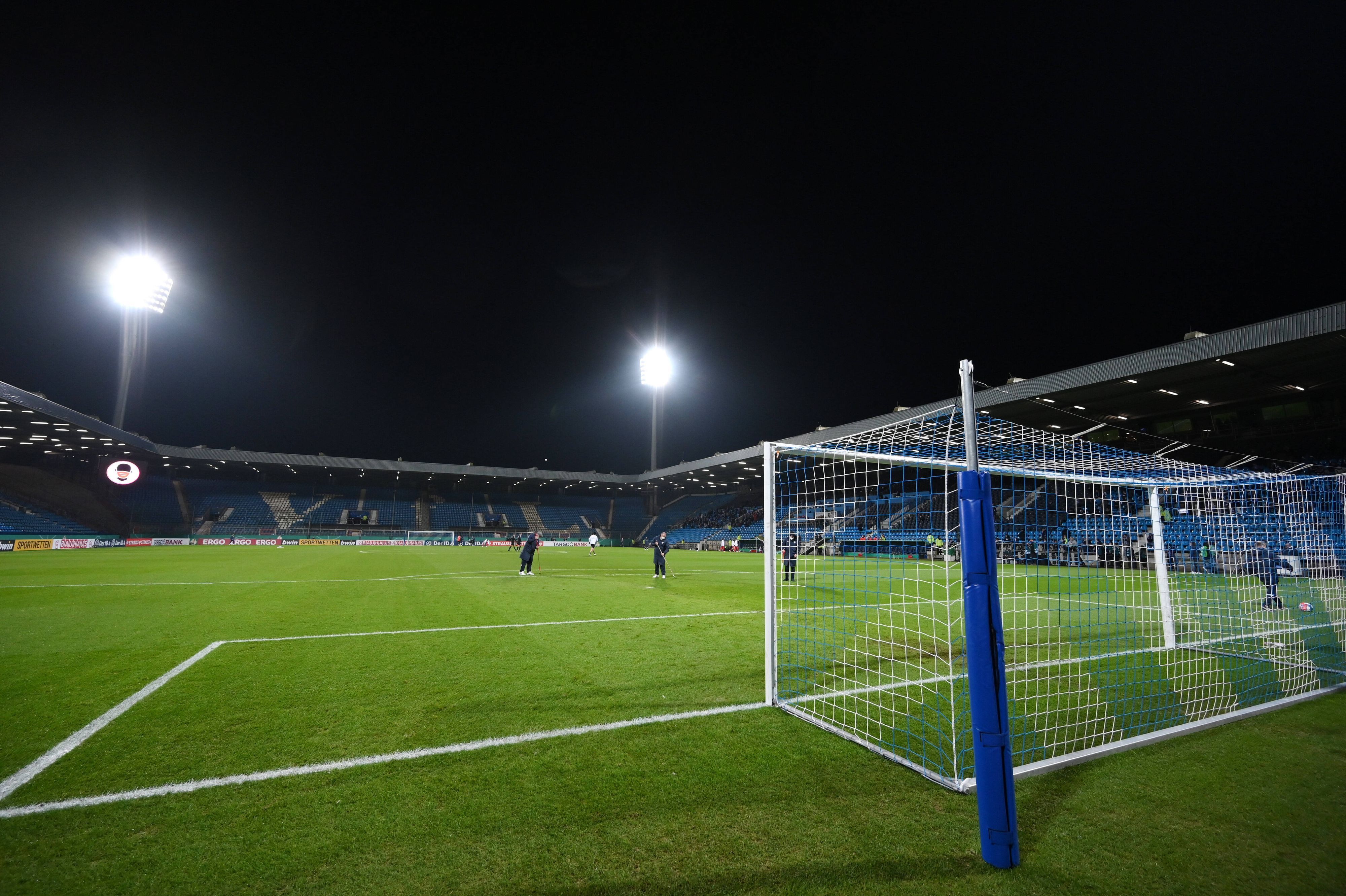Flutlicht-Duell in Bochum: In der Fußball-Bundesliga treffen am heutigen Dienstag (8. November 2022) der VfL Bochum und Borussia Mönchengladbach aufeinander. Dieses Foto zeigt das Ruhrstadion am 22. Januar 2022. Das Flutlicht ist eingeschaltet, die Greenkeeper pflegen den Rasen.