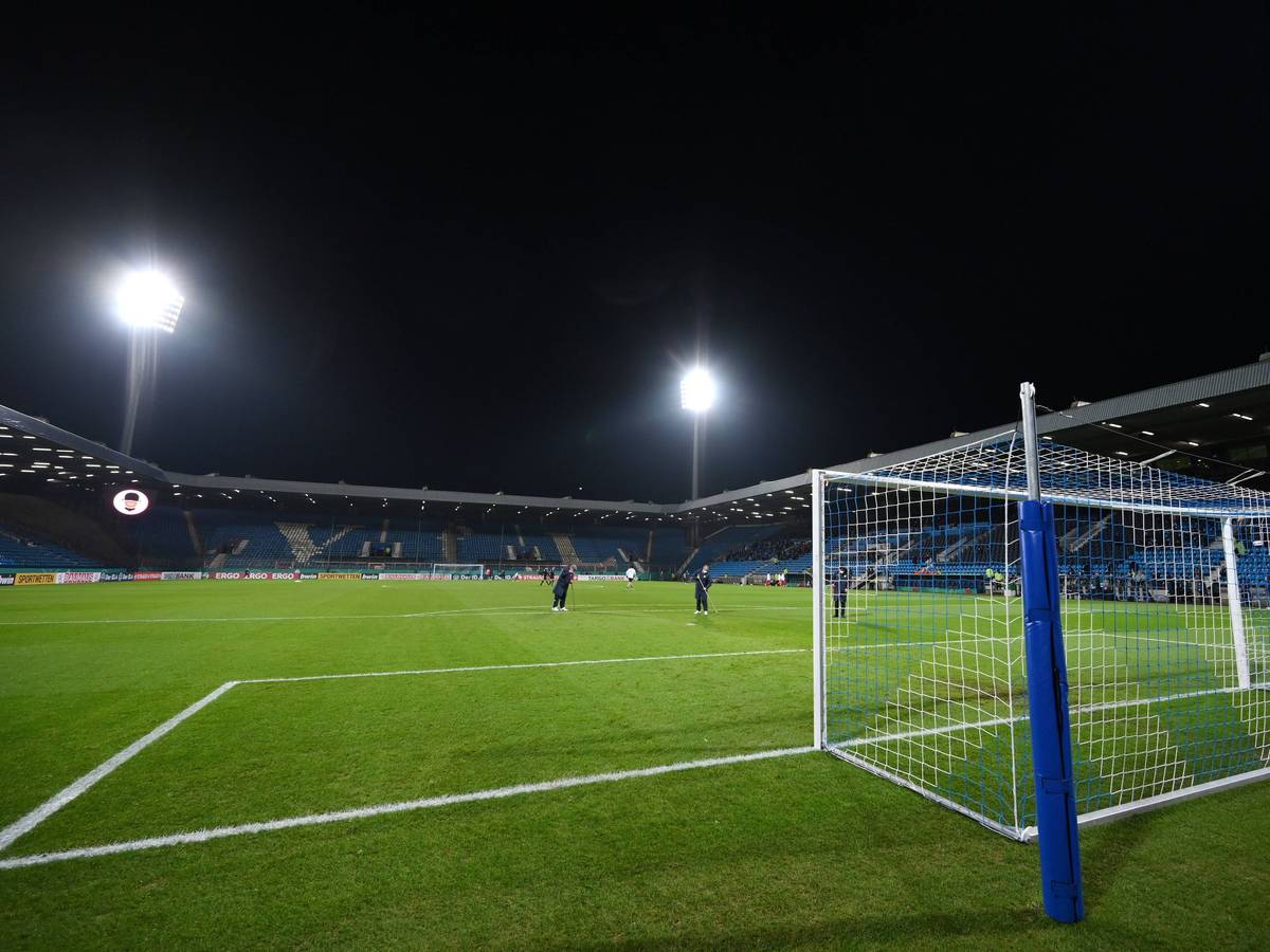 Flutlicht-Duell in Bochum: In der Fußball-Bundesliga treffen am heutigen Dienstag (8. November 2022) der VfL Bochum und Borussia Mönchengladbach aufeinander. Dieses Foto zeigt das Ruhrstadion am 22. Januar 2022. Das Flutlicht ist eingeschaltet, die Greenkeeper pflegen den Rasen.
