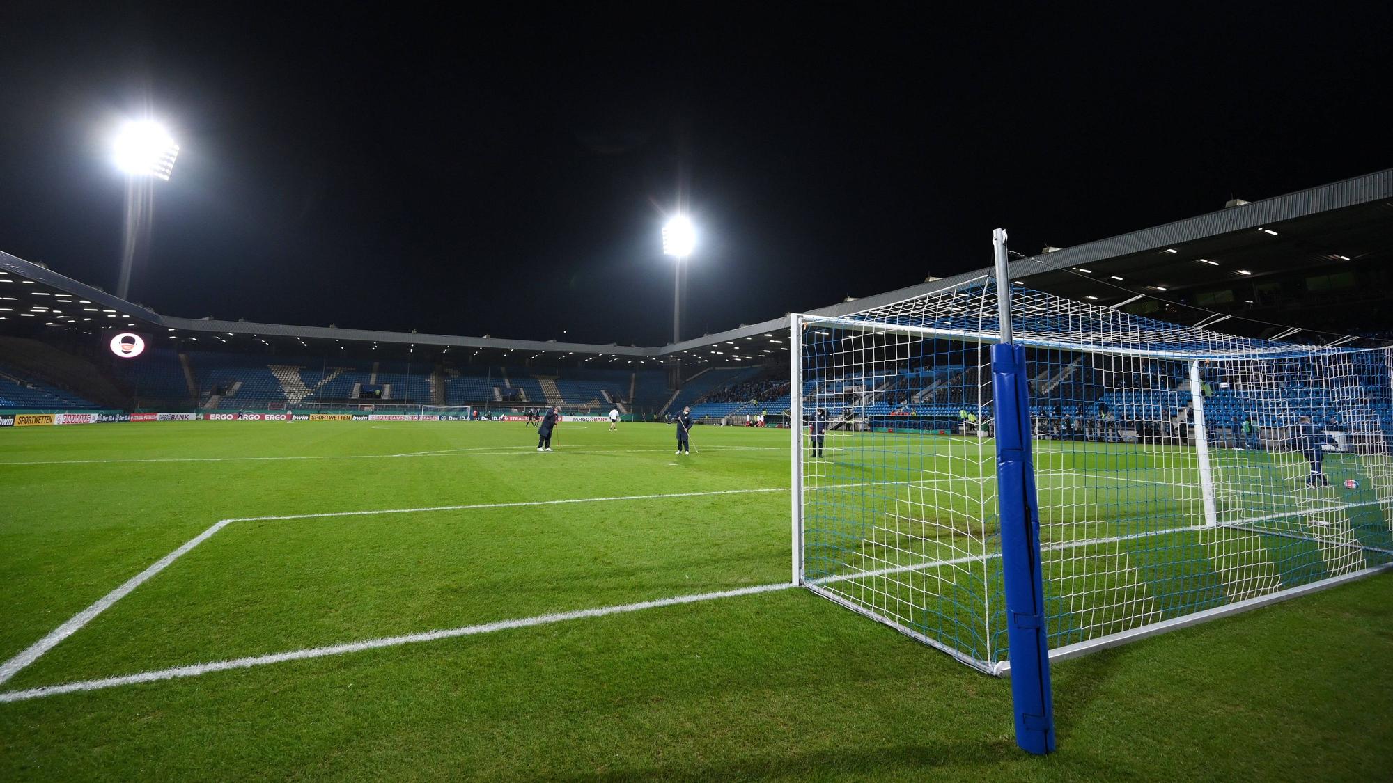 Flutlicht-Duell in Bochum: In der Fußball-Bundesliga treffen am heutigen Dienstag (8. November 2022) der VfL Bochum und Borussia Mönchengladbach aufeinander. Dieses Foto zeigt das Ruhrstadion am 22. Januar 2022. Das Flutlicht ist eingeschaltet, die Greenkeeper pflegen den Rasen.