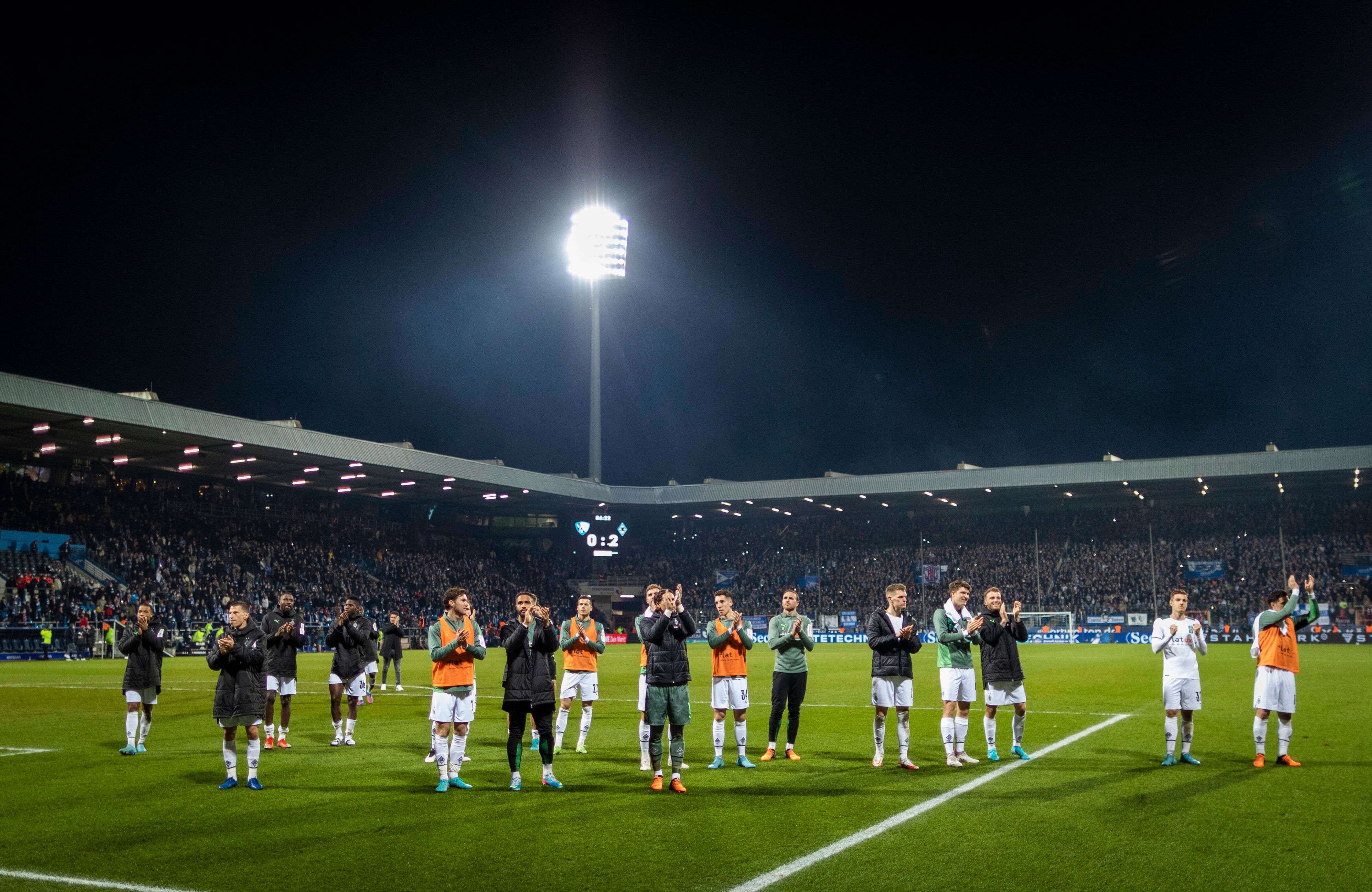 Am Dienstag (8. November 2022) tritt Borussia Mönchengladbach am 14. Bundesliga-Spieltag beim VfL Bochum an. Das letzte Aufeinandertreffen im Stadion an der Castroper Straße wurde wegen eines Becherwurfs abgebrochen. Das Foto zeigt das Fohlenteam am 19. März beim Applaudieren mit den Fans.