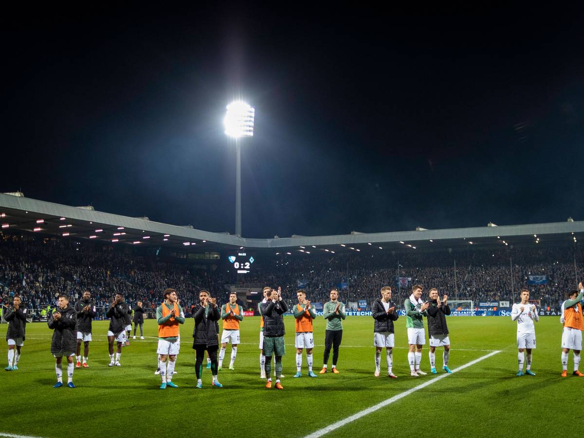 Am Dienstag (8. November 2022) tritt Borussia Mönchengladbach am 14. Bundesliga-Spieltag beim VfL Bochum an. Das letzte Aufeinandertreffen im Stadion an der Castroper Straße wurde wegen eines Becherwurfs abgebrochen. Das Foto zeigt das Fohlenteam am 19. März beim Applaudieren mit den Fans.