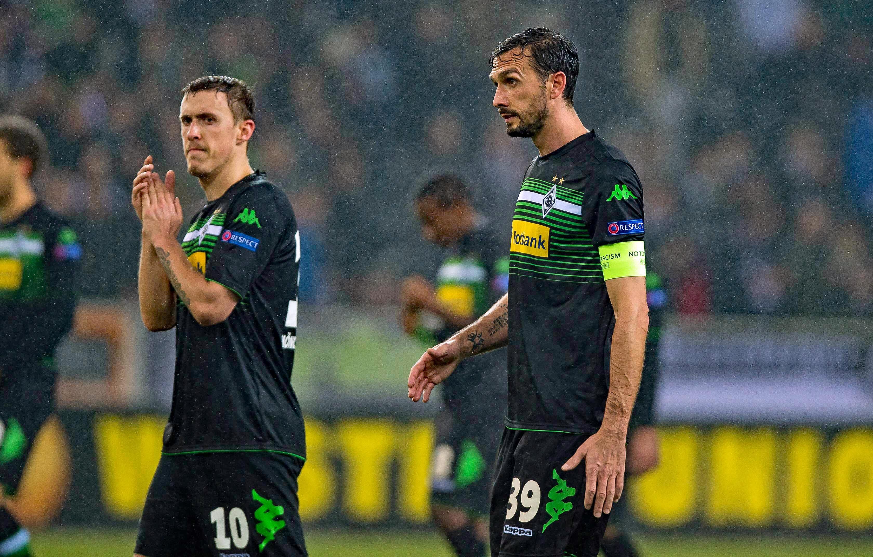 Martin Stranzl (r.), Ex-Kapitän von Borussia Mönchengladbach, hat sich zu seinem ehemaligen Mitspieler Max Kruse (l.) geäußert. Auf diesem Foto sind die beiden am 26. Februar 2015 im Borussia-Park zu sehen. Kruse klatscht in die Hände, Stranzl schaut nach vorne.