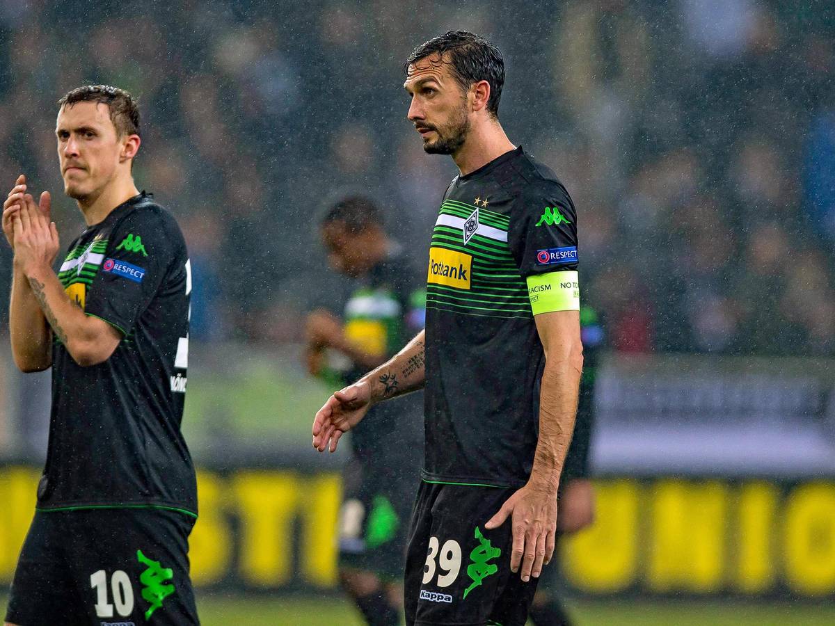 Martin Stranzl (r.), Ex-Kapitän von Borussia Mönchengladbach, hat sich zu seinem ehemaligen Mitspieler Max Kruse (l.) geäußert. Auf diesem Foto sind die beiden am 26. Februar 2015 im Borussia-Park zu sehen. Kruse klatscht in die Hände, Stranzl schaut nach vorne.