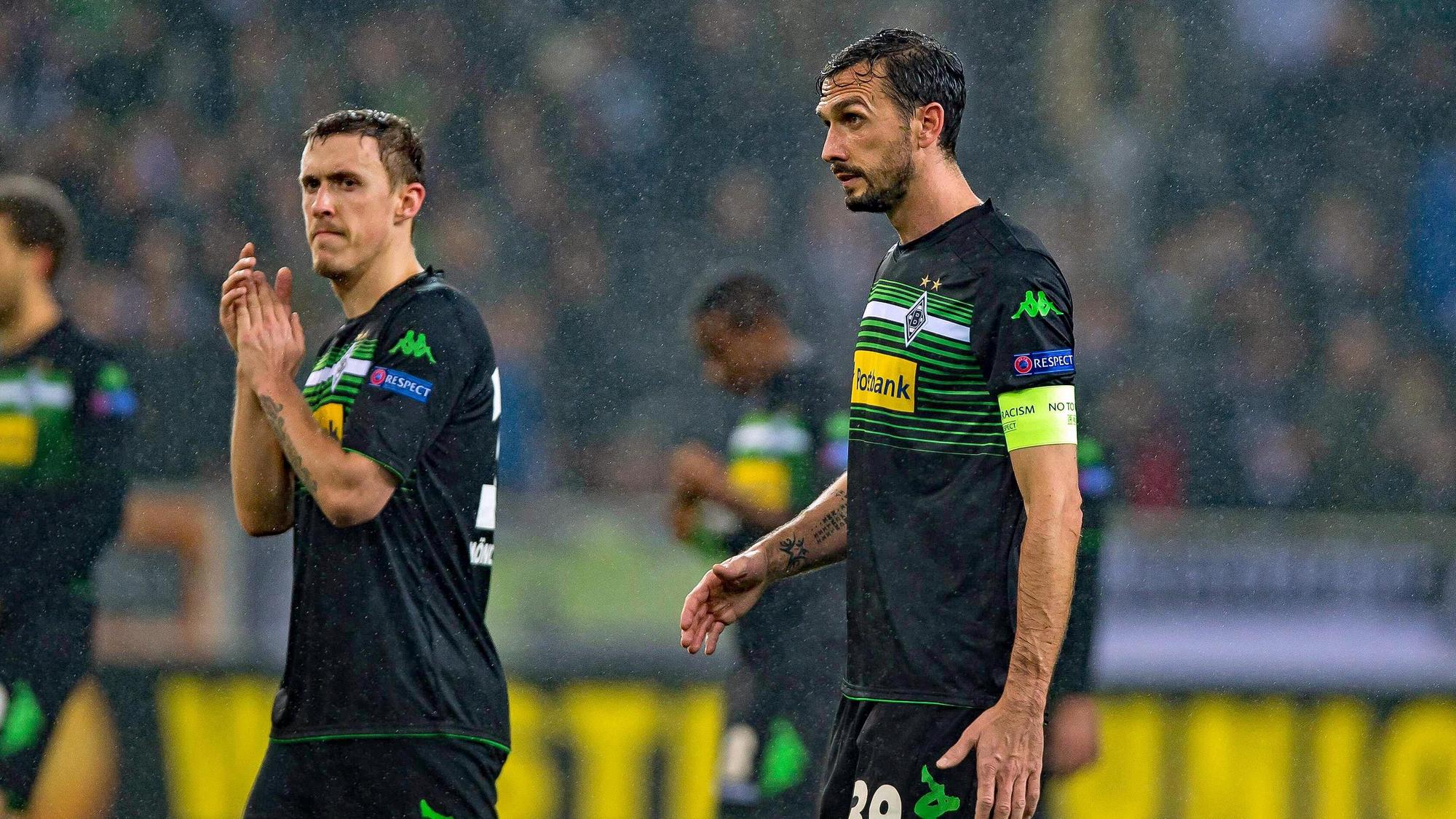 Martin Stranzl (r.), Ex-Kapitän von Borussia Mönchengladbach, hat sich zu seinem ehemaligen Mitspieler Max Kruse (l.) geäußert. Auf diesem Foto sind die beiden am 26. Februar 2015 im Borussia-Park zu sehen. Kruse klatscht in die Hände, Stranzl schaut nach vorne.