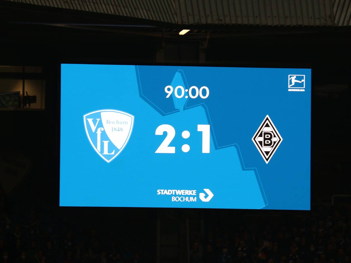 Die Videowand im Ruhrstadion zeigt das Endergebnis an: Borussia Mönchengladbach verliert am Dienstag (8. November 2022) das Bundesliga-Duell beim VfL Bochum mit 1:2. Zu sehen sind auch die Vereinslogos des VfL Bochum von Borussia Mönchengladbach.