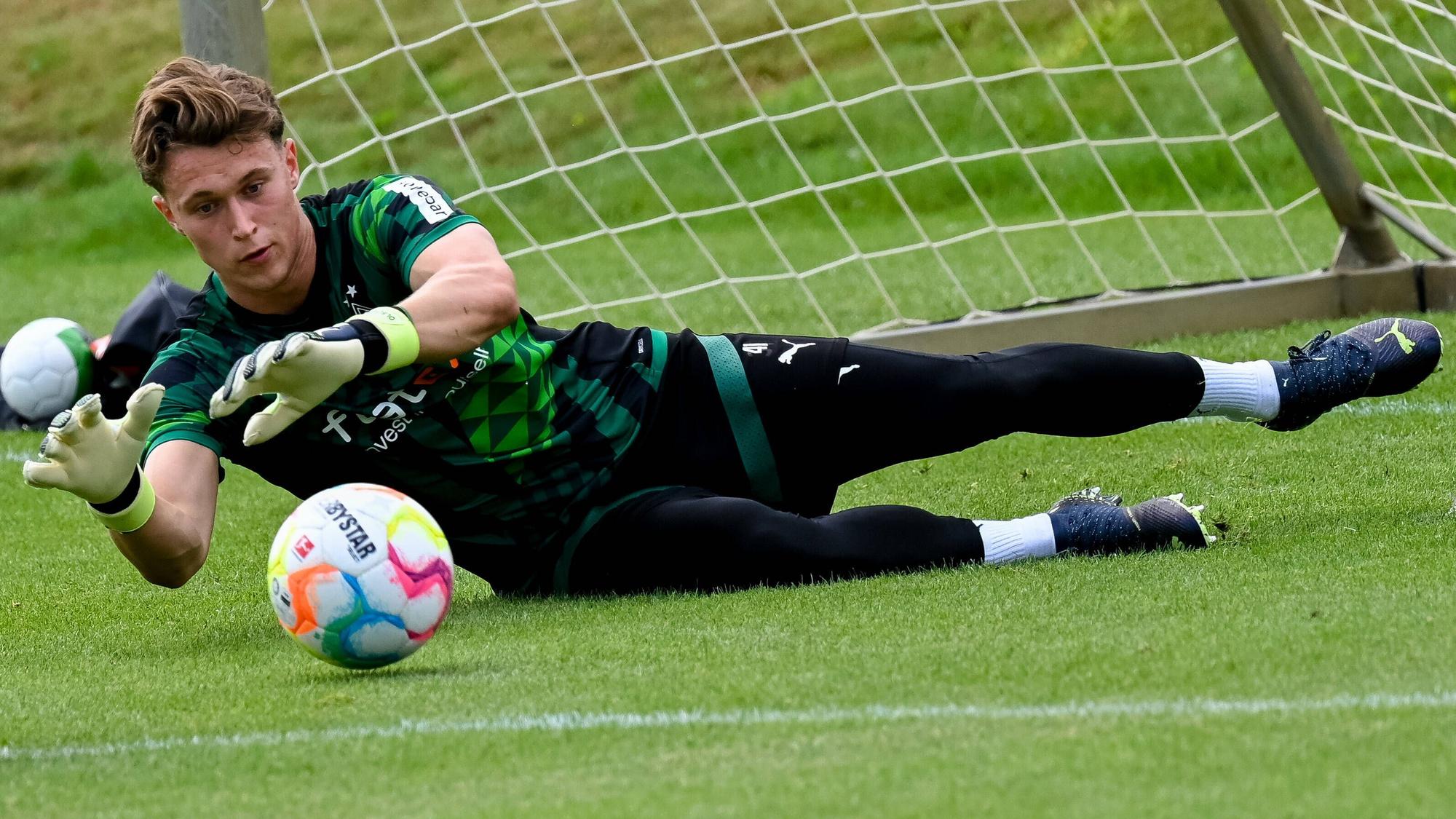 Jan Olschowsky könnte am Dienstag (8. November 2022) sein Profi-Debüt für Borussia Mönchengladbach geben. Das Foto zeigt ihn im Training am 4. August 2022.