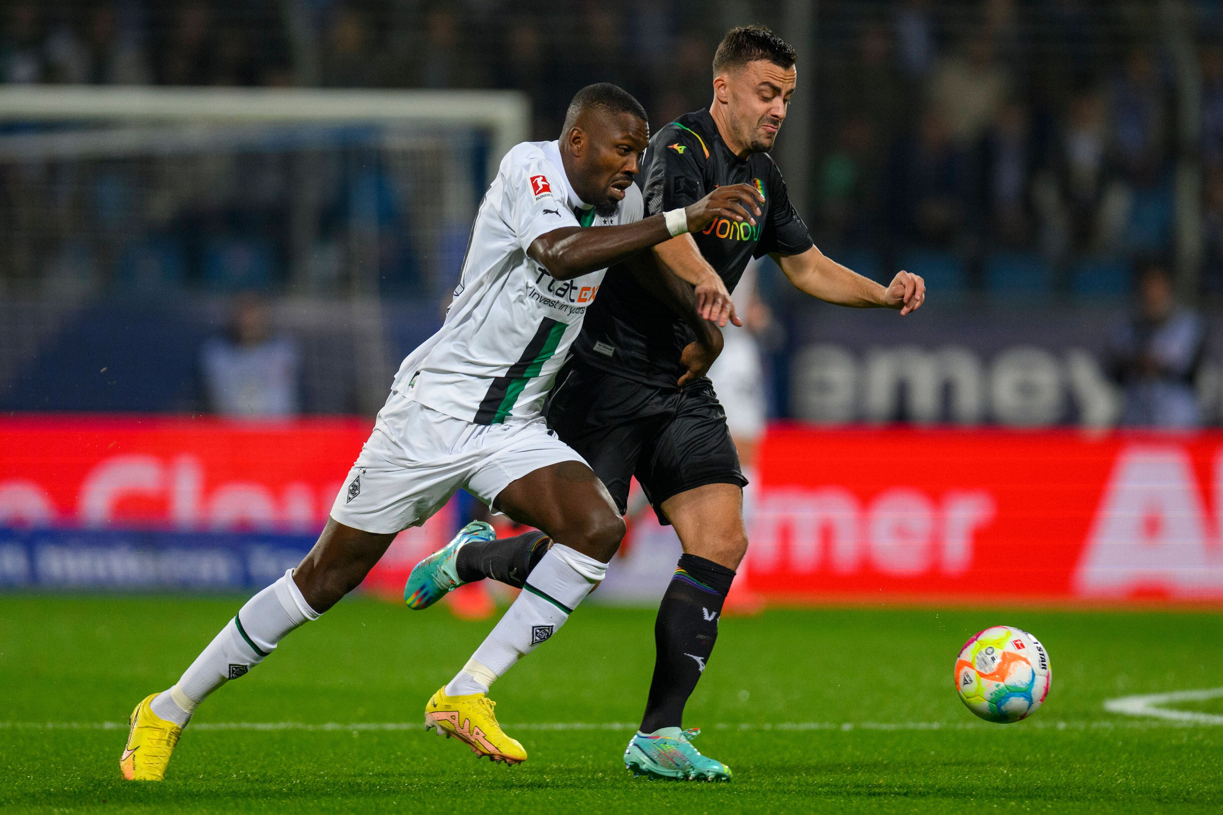 Gladbach-Stürmer Marcus Thuram (l.) im Auswärts-Duell mit Bochums Philipp Förster (r.) am Dienstagabend (8. November 2022) im Ruhrstadion. Am Ende siegten die Gastgeber mit 2:0. Thuram und Förster kämpfen um den Ball.