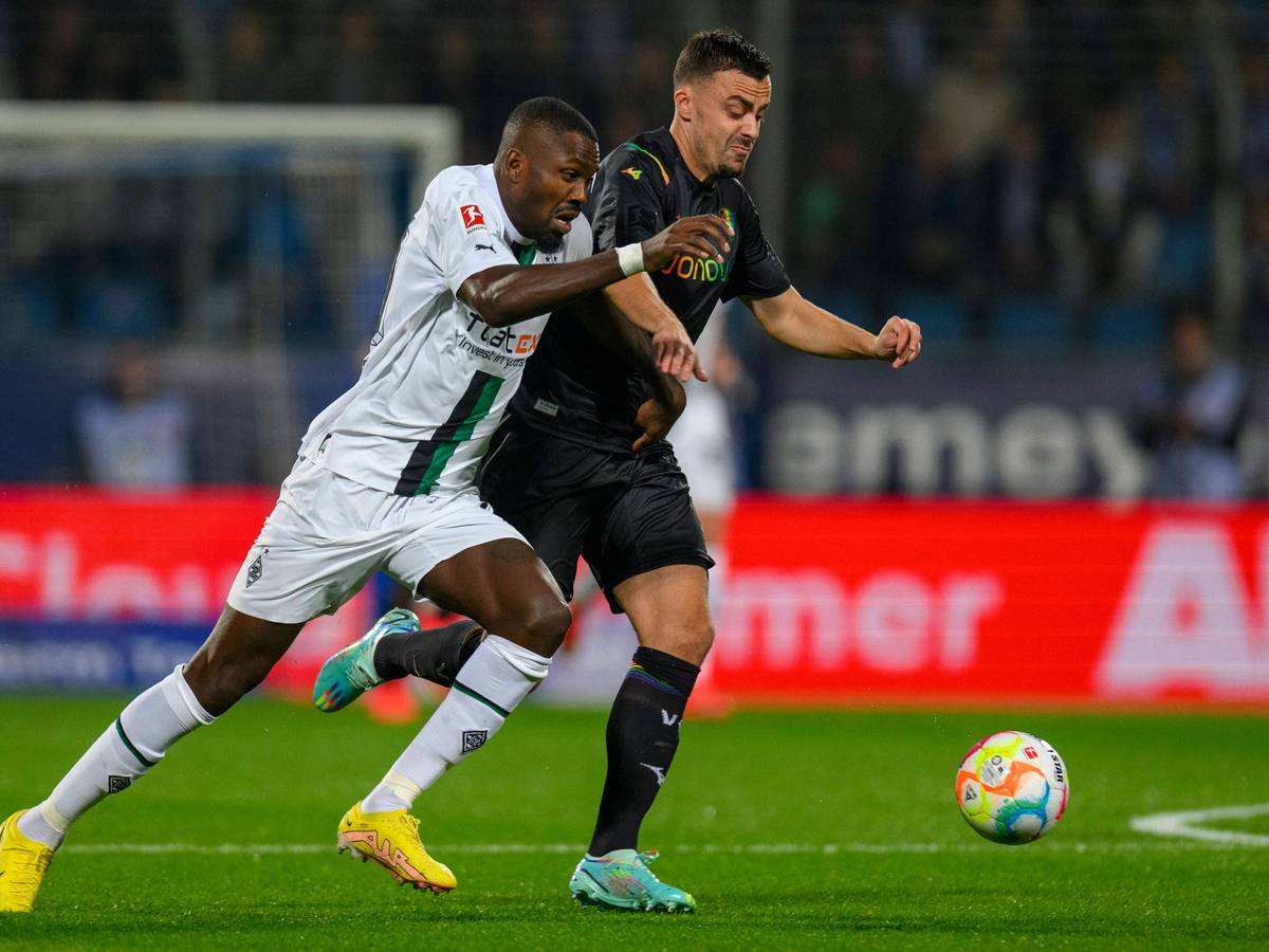 Gladbach-Stürmer Marcus Thuram (l.) im Auswärts-Duell mit Bochums Philipp Förster (r.) am Dienstagabend (8. November 2022) im Ruhrstadion. Am Ende siegten die Gastgeber mit 2:0. Thuram und Förster kämpfen um den Ball.