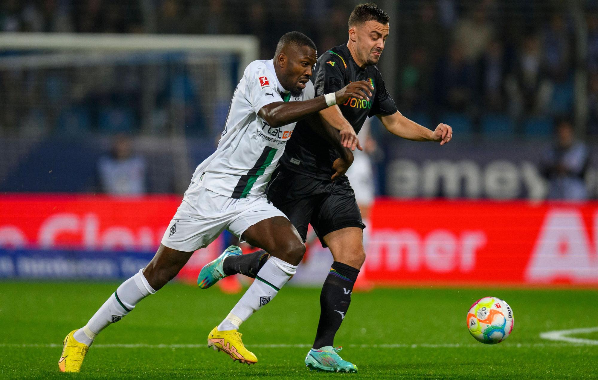 Gladbach-Stürmer Marcus Thuram (l.) im Auswärts-Duell mit Bochums Philipp Förster (r.) am Dienstagabend (8. November 2022) im Ruhrstadion. Am Ende siegten die Gastgeber mit 2:0. Thuram und Förster kämpfen um den Ball.