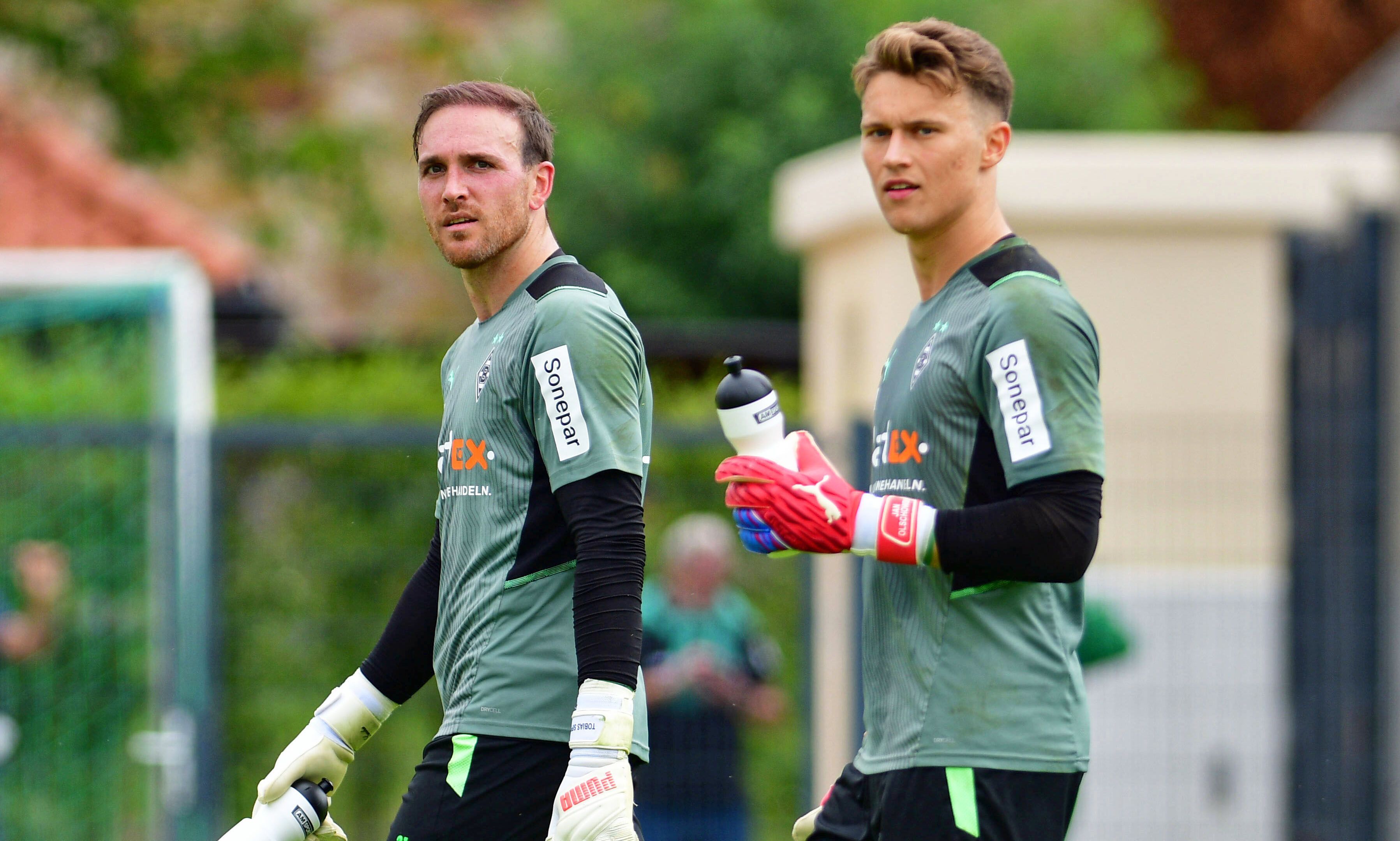 Die Gladbach-Torhüter Tobias Sippel (l.) und Jan Olschowsky (r.), auf diesem Foto am 20. Juli 2021 gemeinsam im Trainingslager in Harsewinkel zu sehen. Die beiden schauen in Richtung des Fotografen.