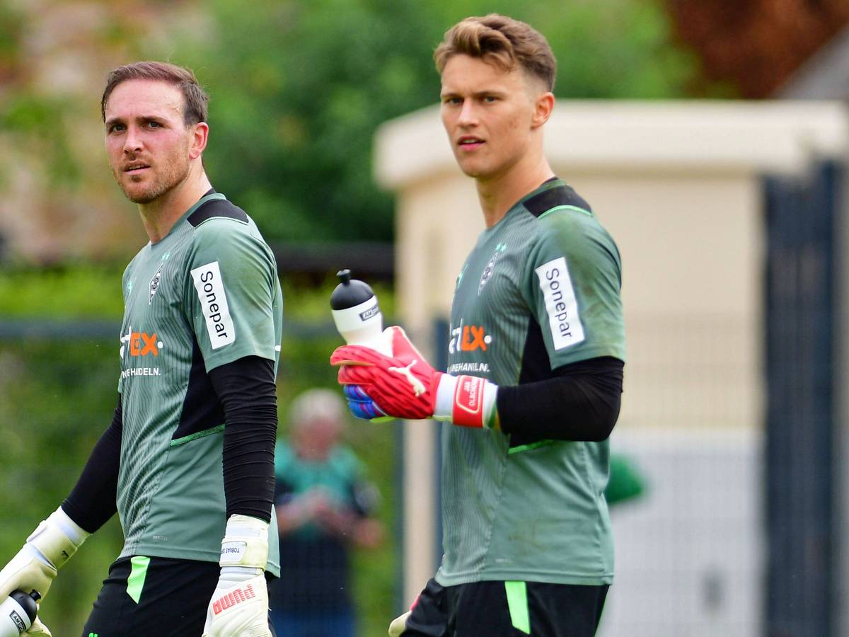 Die Gladbach-Torhüter Tobias Sippel (l.) und Jan Olschowsky (r.), auf diesem Foto am 20. Juli 2021 gemeinsam im Trainingslager in Harsewinkel zu sehen. Die beiden schauen in Richtung des Fotografen.