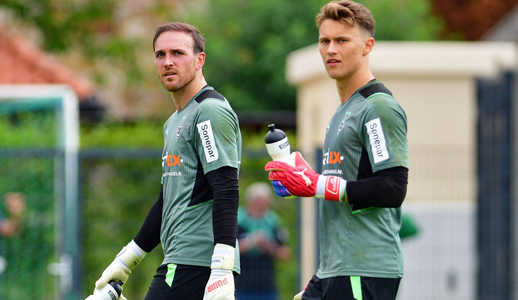 Die Gladbach-Torhüter Tobias Sippel (l.) und Jan Olschowsky (r.), auf diesem Foto am 20. Juli 2021 gemeinsam im Trainingslager in Harsewinkel zu sehen. Die beiden schauen in Richtung des Fotografen.