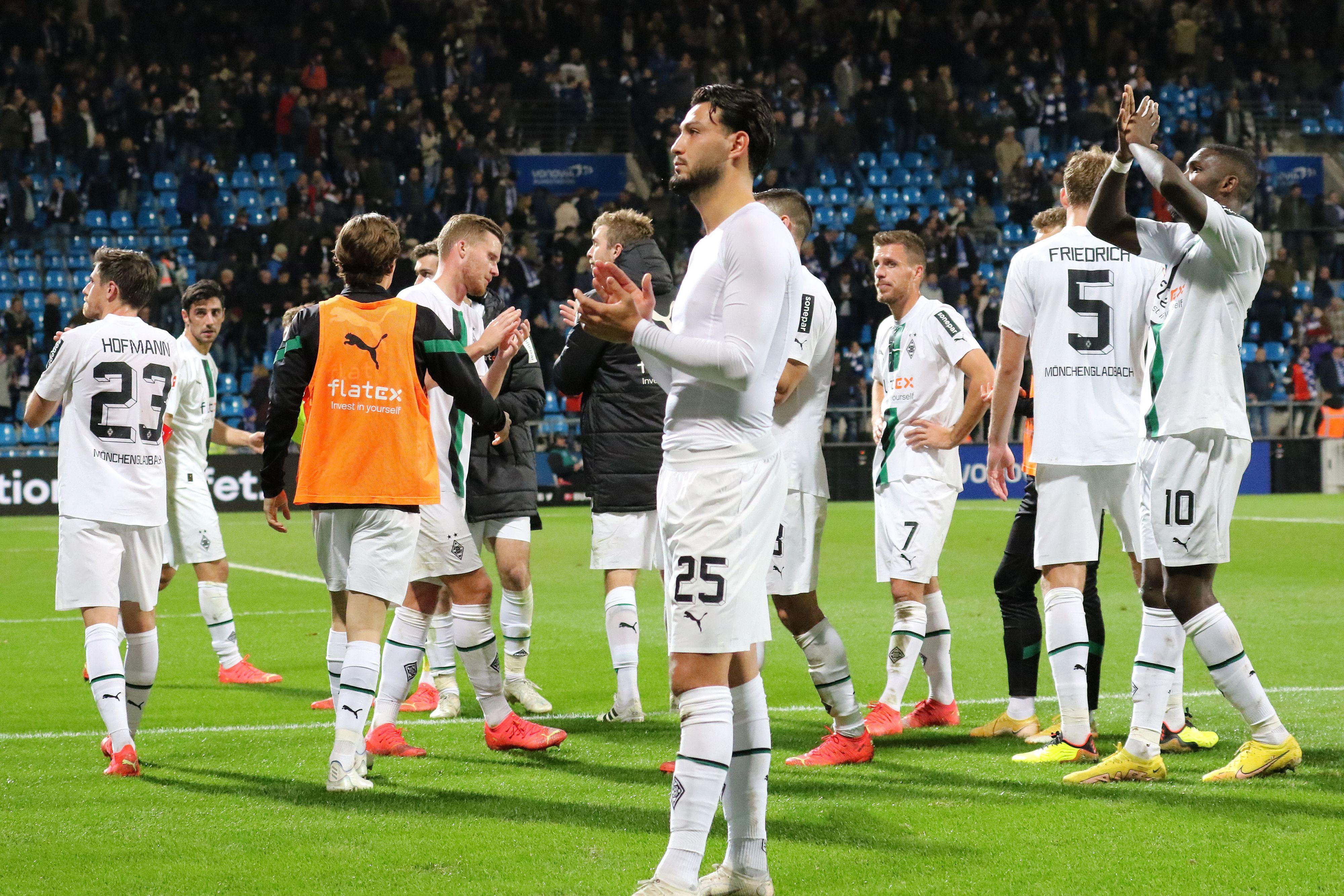 Borussia Mönchengladbach hat am Dienstag (8. November 2022) 1:2 beim VfL Bochum verloren. Das Foto zeigt die enttäuschten Spieler nach Abpfiff.