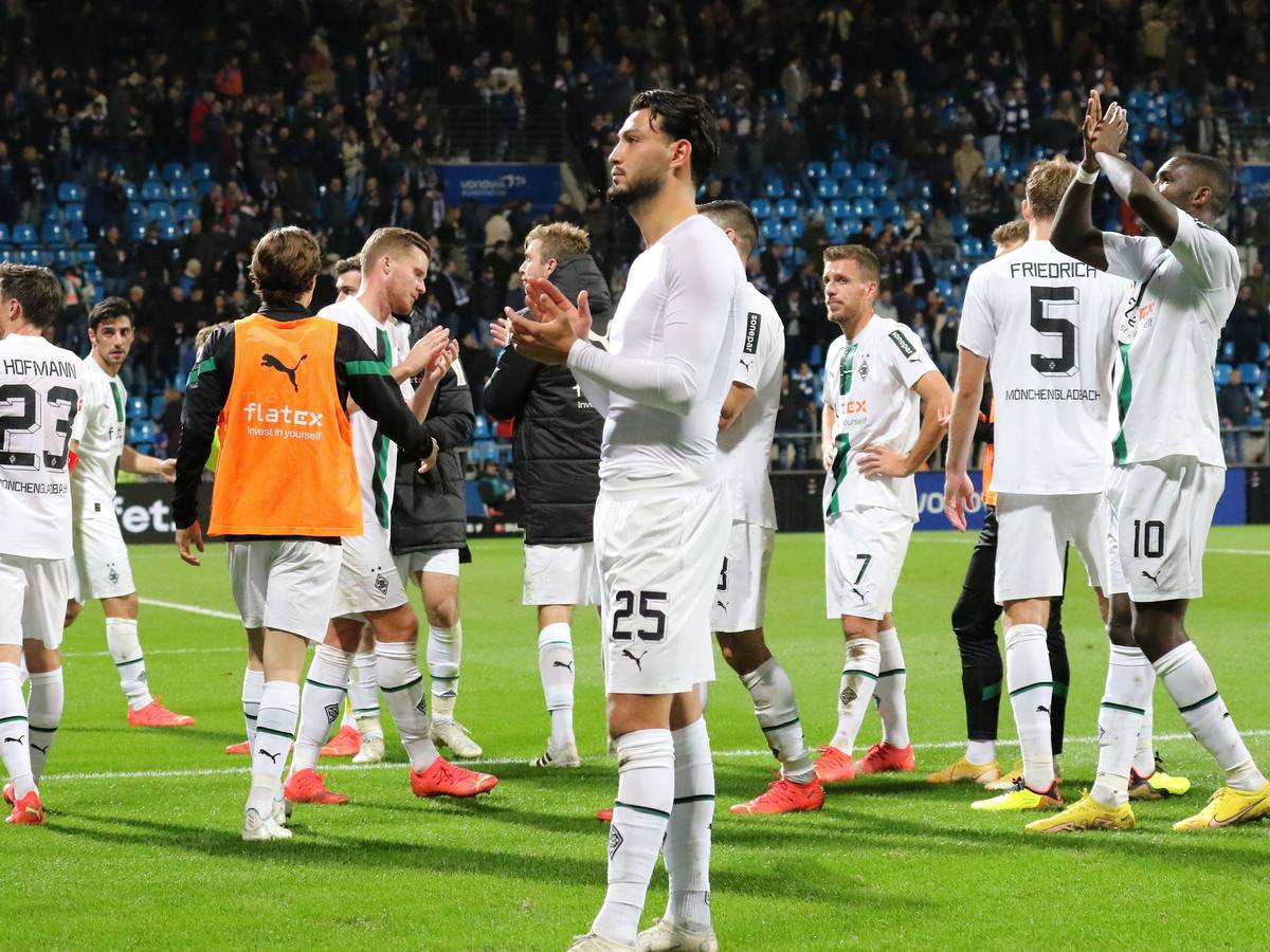 Borussia Mönchengladbach hat am Dienstag (8. November 2022) 1:2 beim VfL Bochum verloren. Das Foto zeigt die enttäuschten Spieler nach Abpfiff.