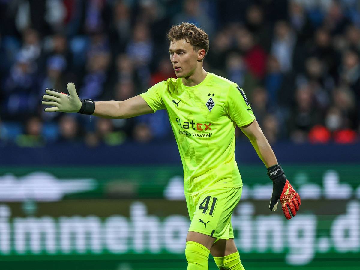 Gladbach-Torwart Jan Olschowsky erlebte am Dienstag (8. November 2022) bei seiner Bundesliga-Premiere in Bochum eine 0:2-Pleite mit der Fohlen-Elf. Olschowsky gestikuliert mit seinem rechten Arm.