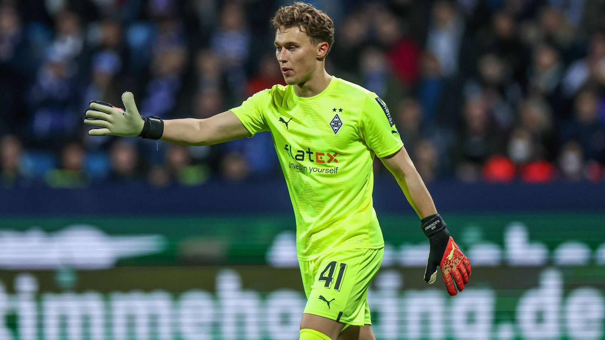 Gladbach-Torwart Jan Olschowsky erlebte am Dienstag (8. November 2022) bei seiner Bundesliga-Premiere in Bochum eine 0:2-Pleite mit der Fohlen-Elf. Olschowsky gestikuliert mit seinem rechten Arm.