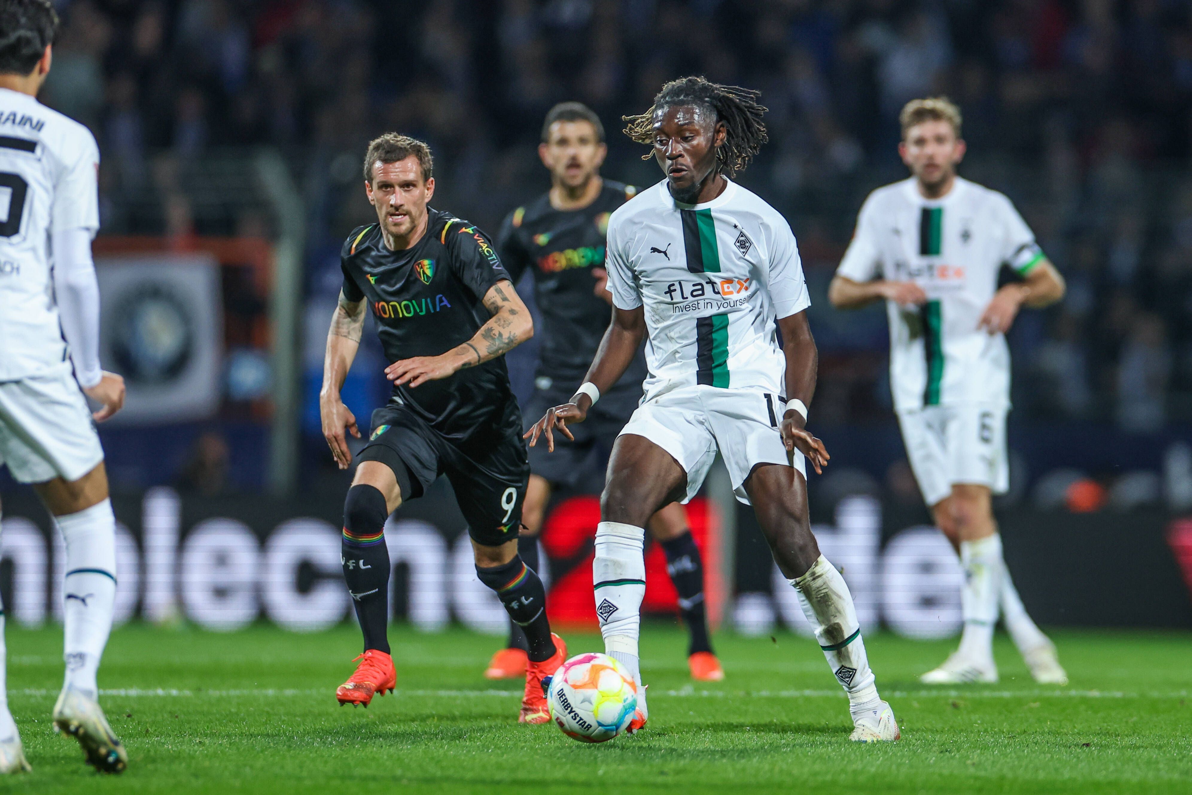 Im Vonovia Ruhrstadion trifft Borussia Mönchengladbach am 14. Bundesliga-Spieltag am Dienstag (8. November 2022) bei Flutlicht auf den VfL Bochum. Das Foto zeigt Gladbachs Manu Koné (r.) im Zweikampf mit Bochums Simon Zoller (l.).