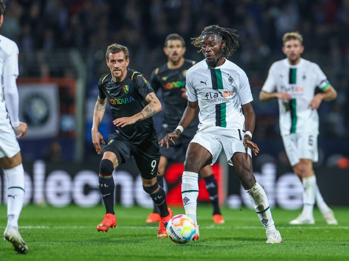 Im Vonovia Ruhrstadion trifft Borussia Mönchengladbach am 14. Bundesliga-Spieltag am Dienstag (8. November 2022) bei Flutlicht auf den VfL Bochum. Das Foto zeigt Gladbachs Manu Koné (r.) im Zweikampf mit Bochums Simon Zoller (l.).