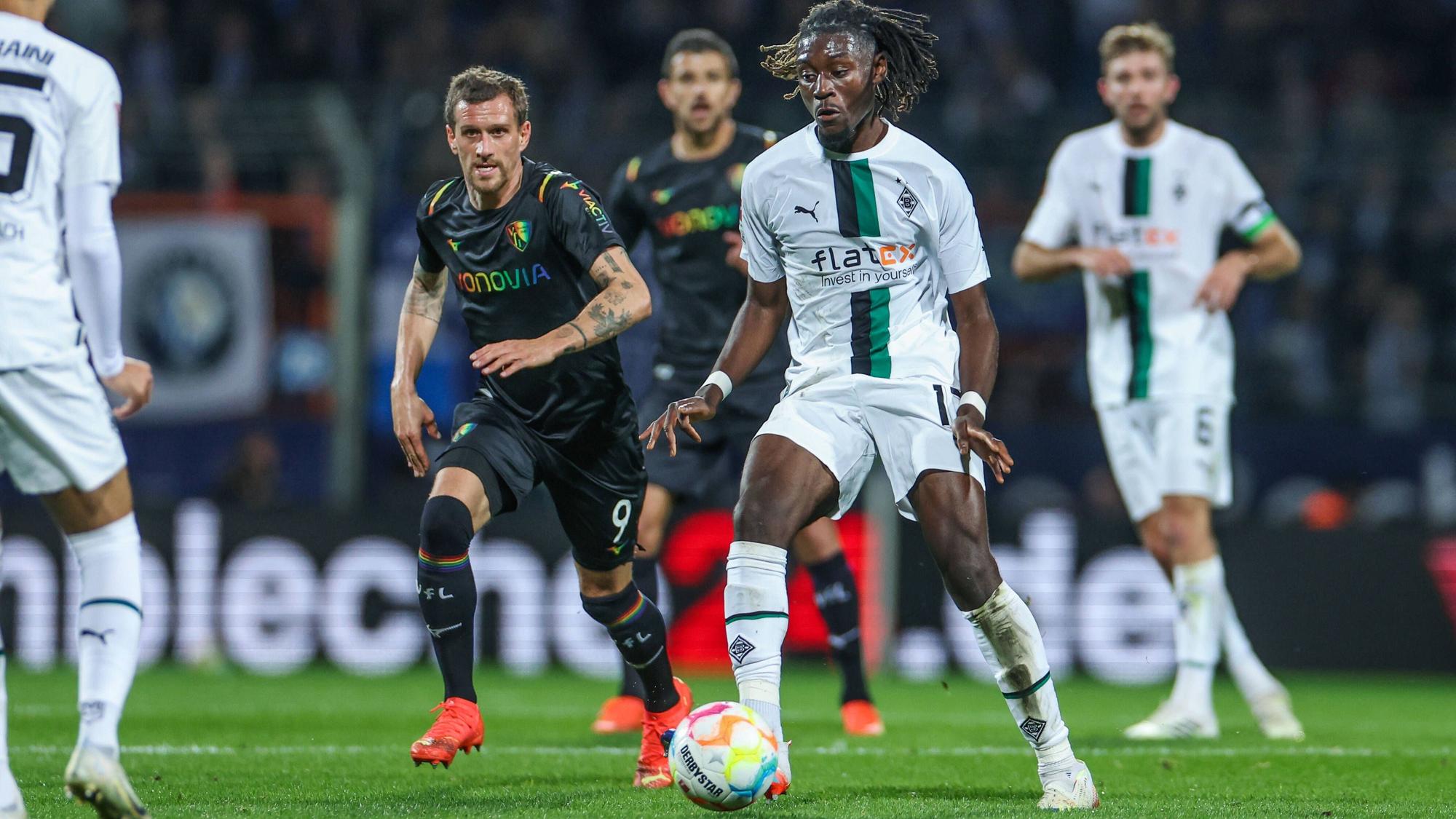 Im Vonovia Ruhrstadion trifft Borussia Mönchengladbach am 14. Bundesliga-Spieltag am Dienstag (8. November 2022) bei Flutlicht auf den VfL Bochum. Das Foto zeigt Gladbachs Manu Koné (r.) im Zweikampf mit Bochums Simon Zoller (l.).