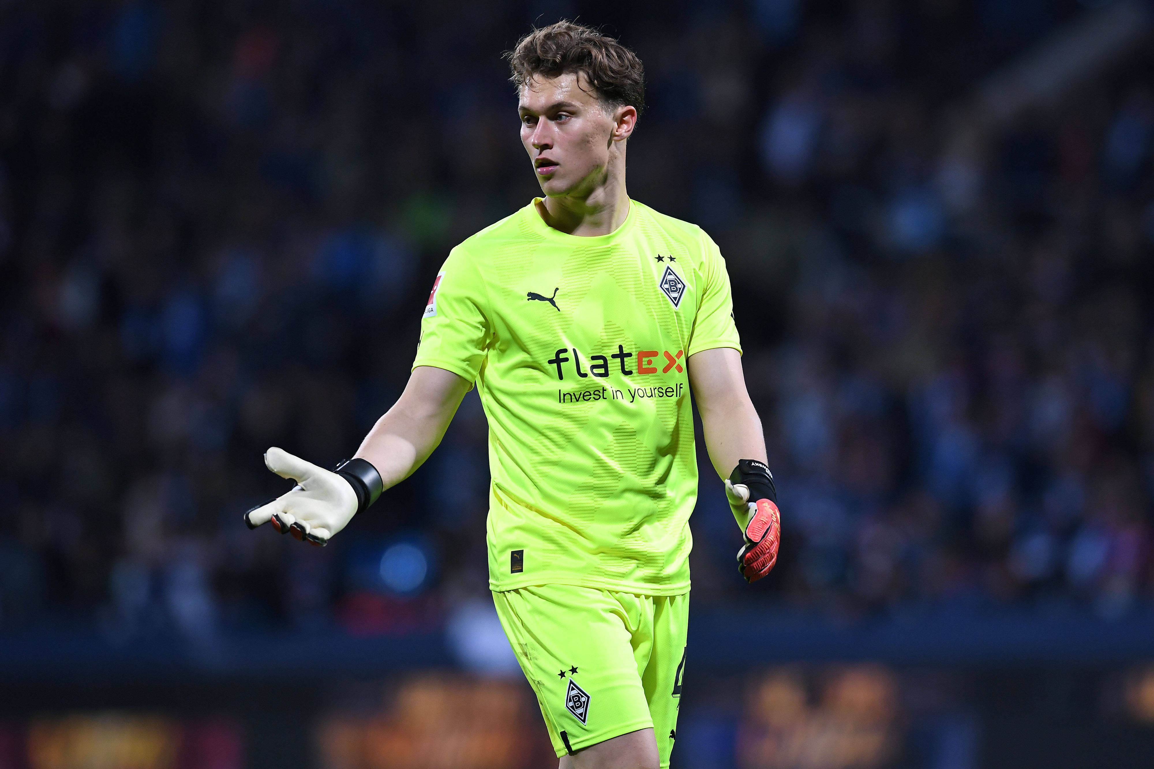 Torhüter Jan Olschowsky streckt den rechten Arm aus. Beim Bundesliga-Spiel von Borussia Mönchengladbach am 8. November 2022 beim VfL Bochum feiert er sein Profi-Debüt für Borussia.