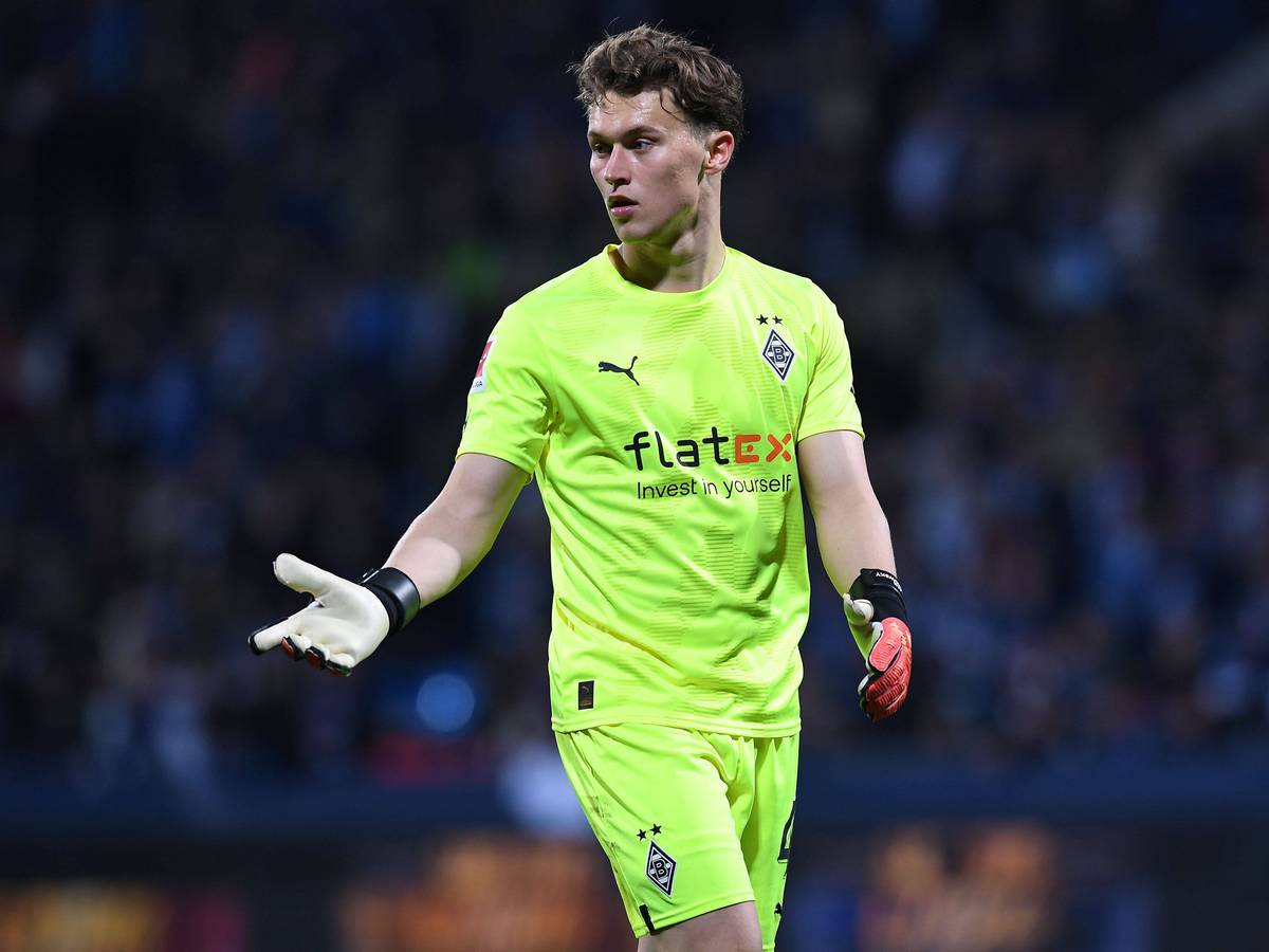 Torhüter Jan Olschowsky streckt den rechten Arm aus. Beim Bundesliga-Spiel von Borussia Mönchengladbach am 8. November 2022 beim VfL Bochum feiert er sein Profi-Debüt für Borussia.