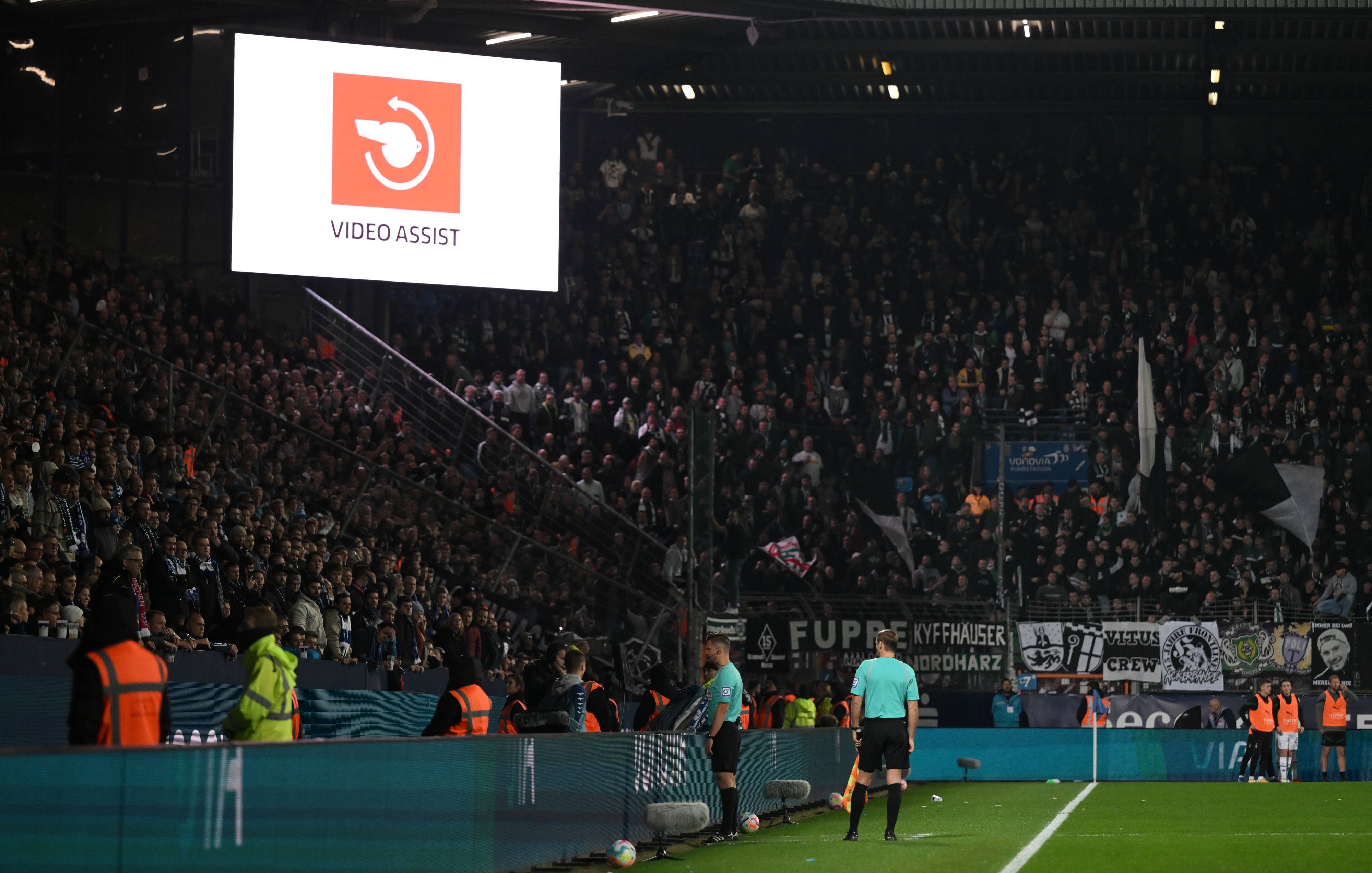 Schiedsrichter Daniel Schlager und der VAR sorgten am Dienstag (9. November 2022) beim Spiel zwischen dem VfL Bochum und Borussia Mönchengladbach mit ihrer Entscheidung zum aberkannten Tor in der 82. Minute für Diskussionen.