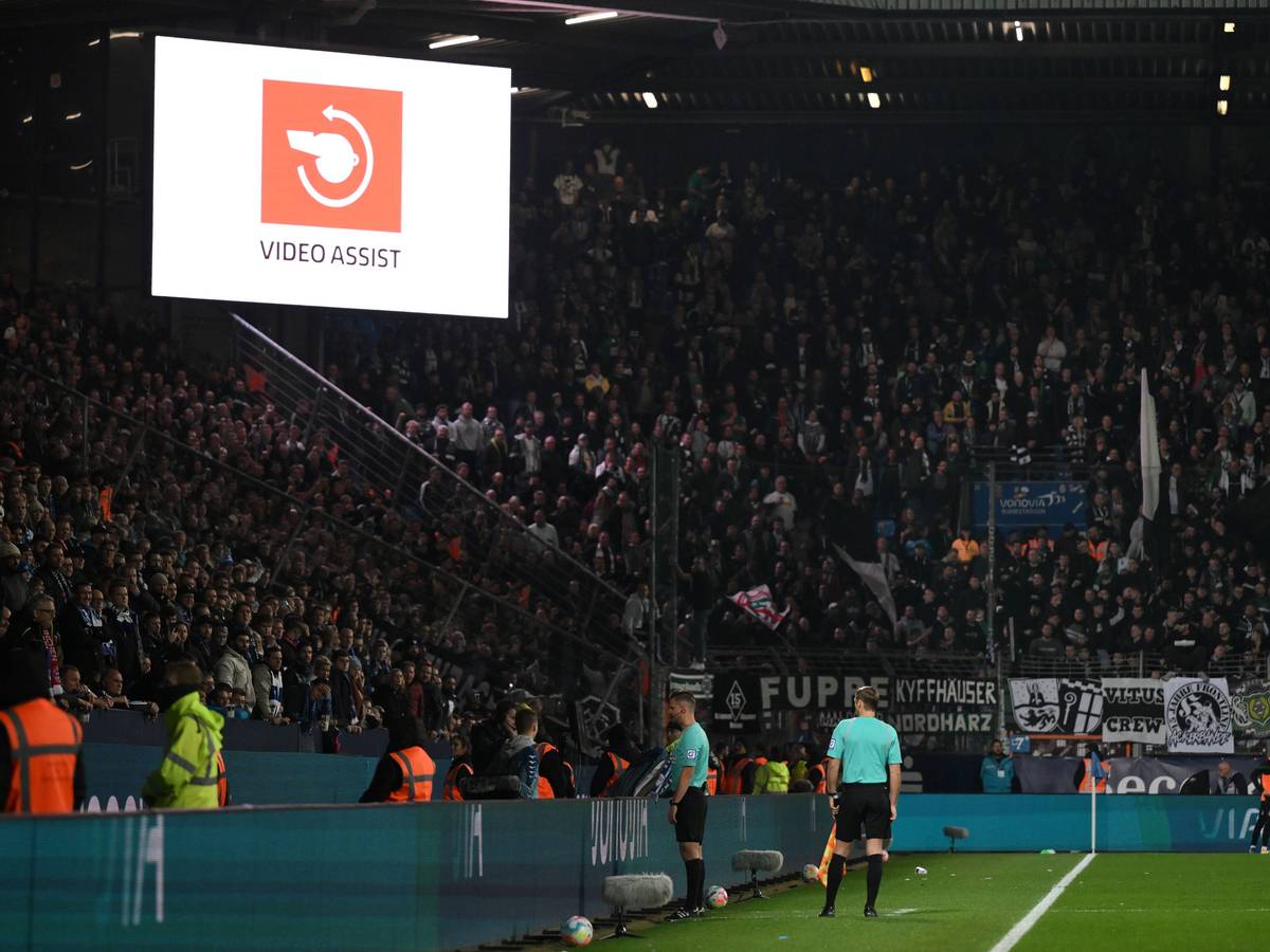 Schiedsrichter Daniel Schlager und der VAR sorgten am Dienstag (9. November 2022) beim Spiel zwischen dem VfL Bochum und Borussia Mönchengladbach mit ihrer Entscheidung zum aberkannten Tor in der 82. Minute für Diskussionen.