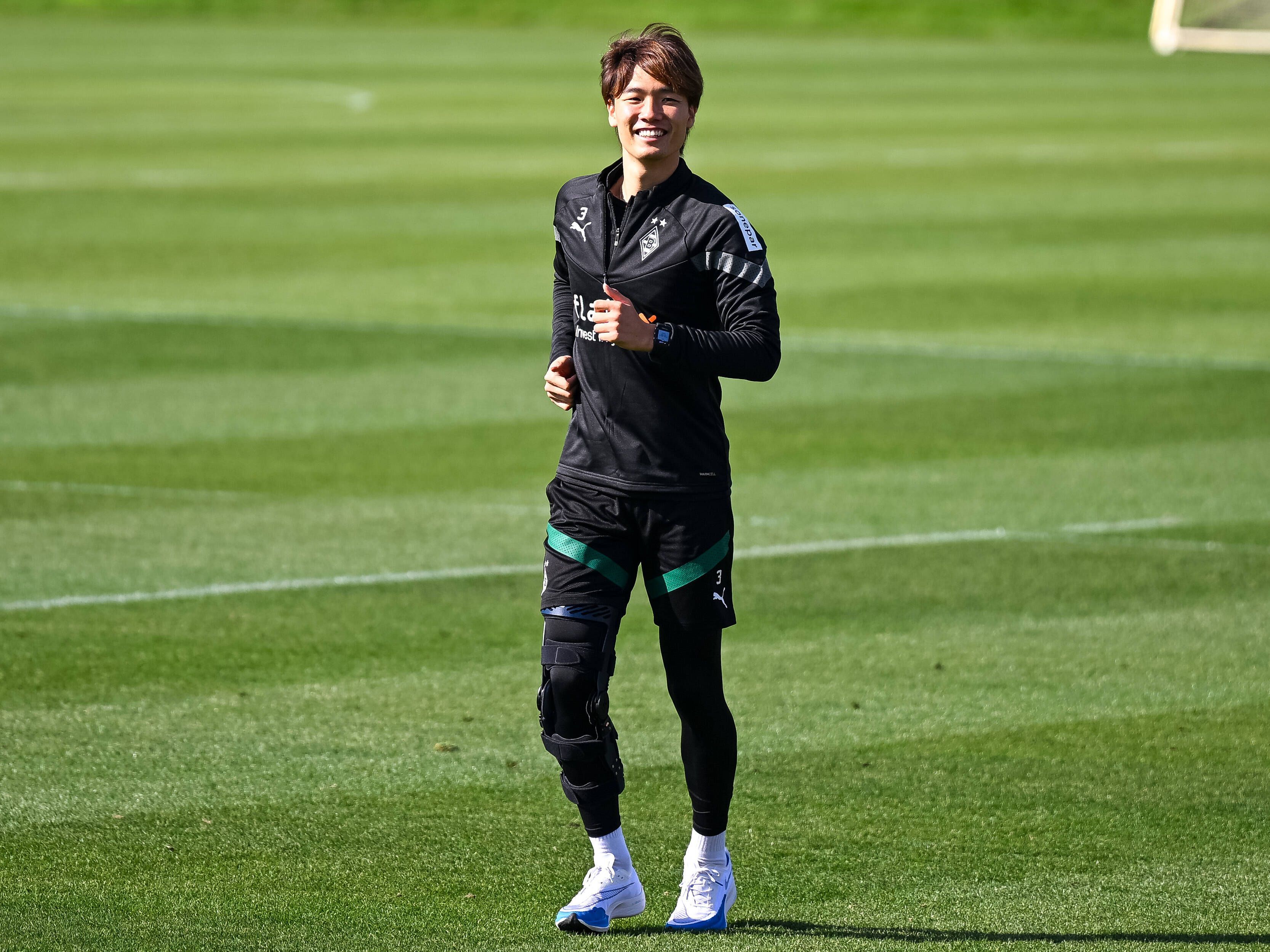 Ko Itakura von Borussia Mönchengladbach läuft am 7. Oktober 2022 mit guter Laune über den Trainingsplatz im Borussia-Park.