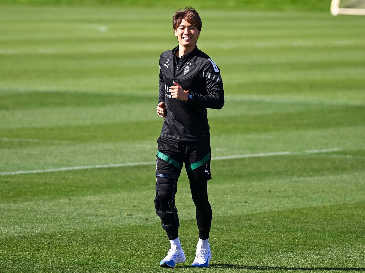 Ko Itakura von Borussia Mönchengladbach läuft am 7. Oktober 2022 mit guter Laune über den Trainingsplatz im Borussia-Park.