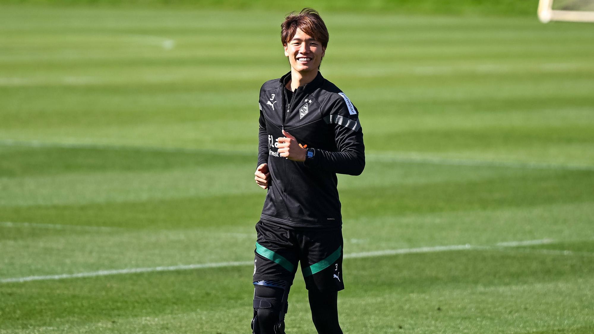Ko Itakura von Borussia Mönchengladbach läuft am 7. Oktober 2022 mit guter Laune über den Trainingsplatz im Borussia-Park.