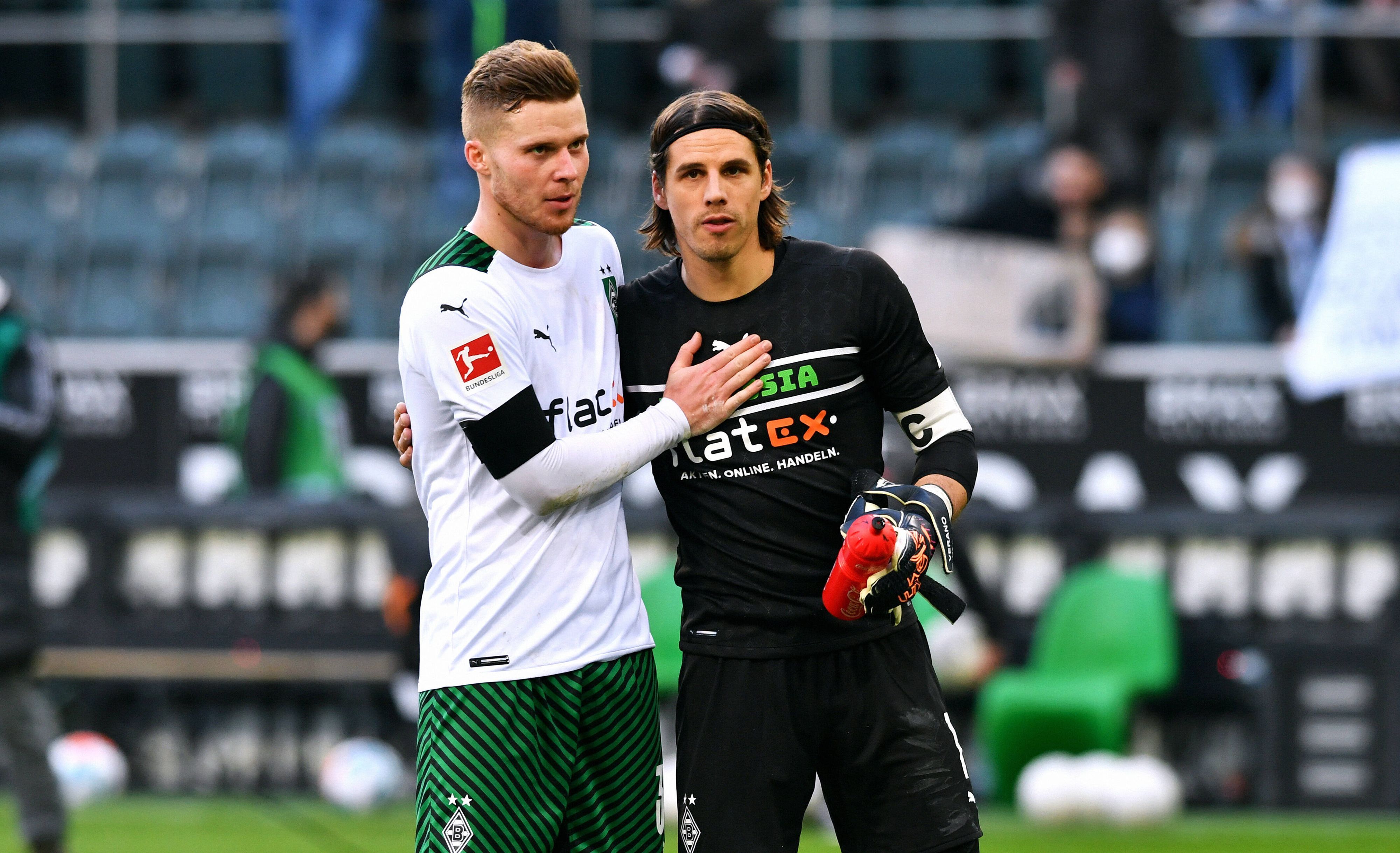 Nico Elvedi (l.) und Yann Sommer (r.) von Borussia Mönchengladbach fahren mit der Nationalmannschaft der Schweiz zur Weltmeisterschaft nach Katar. Das Foto zeigt beide am 26. Februar bei einem Spiel in Wolfsburg.