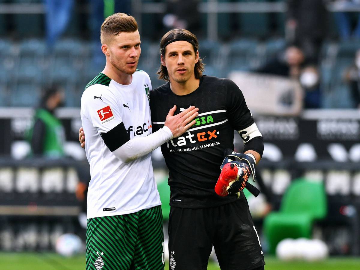 Nico Elvedi (l.) und Yann Sommer (r.) von Borussia Mönchengladbach fahren mit der Nationalmannschaft der Schweiz zur Weltmeisterschaft nach Katar. Das Foto zeigt beide am 26. Februar bei einem Spiel in Wolfsburg.