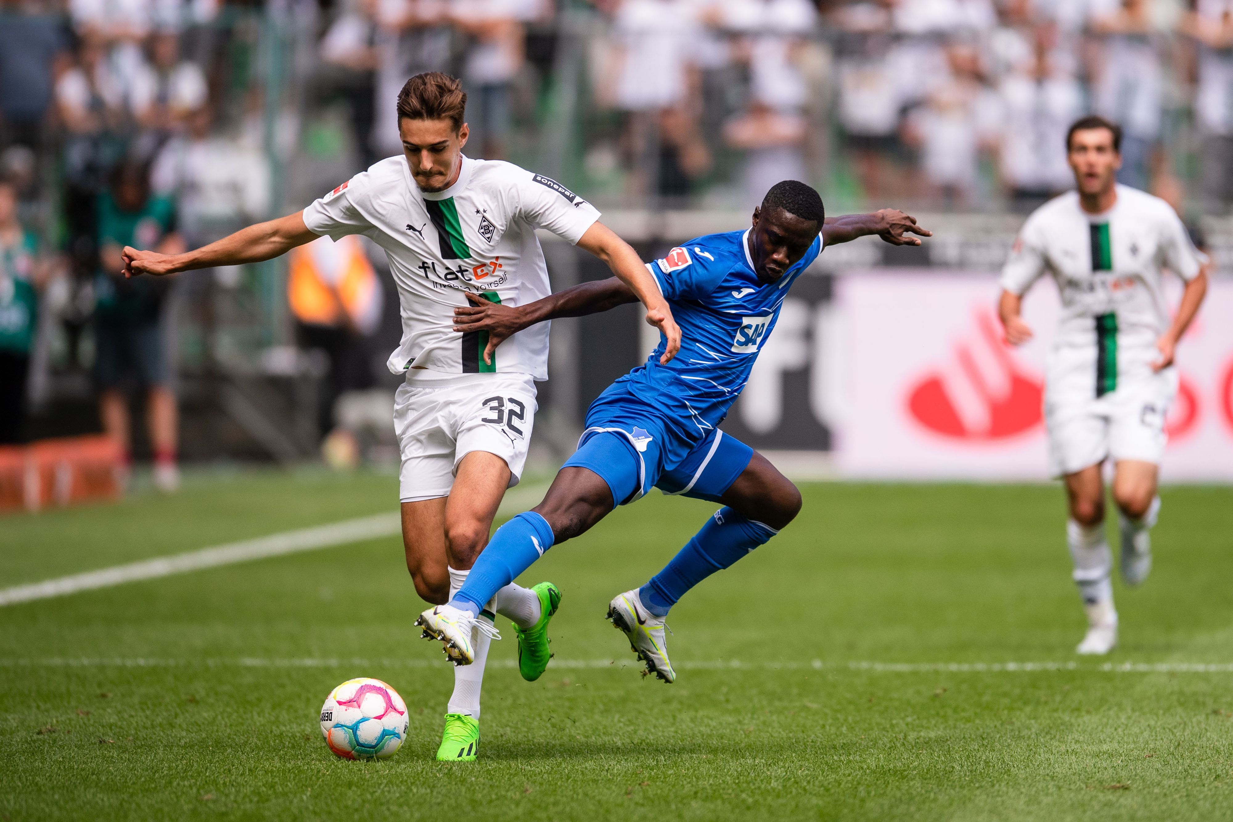 Gladbachs Florian Neuhaus (l.) und Hoffenheims Diadie Samassekou kämpfen am 6. August 2022 im Bundesliga-Duell im Borussia-Park um den Ball.