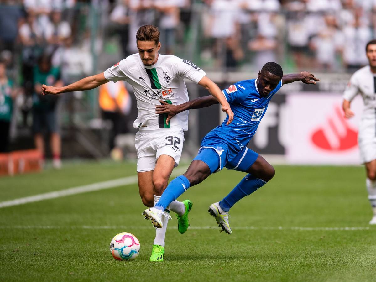 Gladbachs Florian Neuhaus (l.) und Hoffenheims Diadie Samassekou kämpfen am 6. August 2022 im Bundesliga-Duell im Borussia-Park um den Ball.