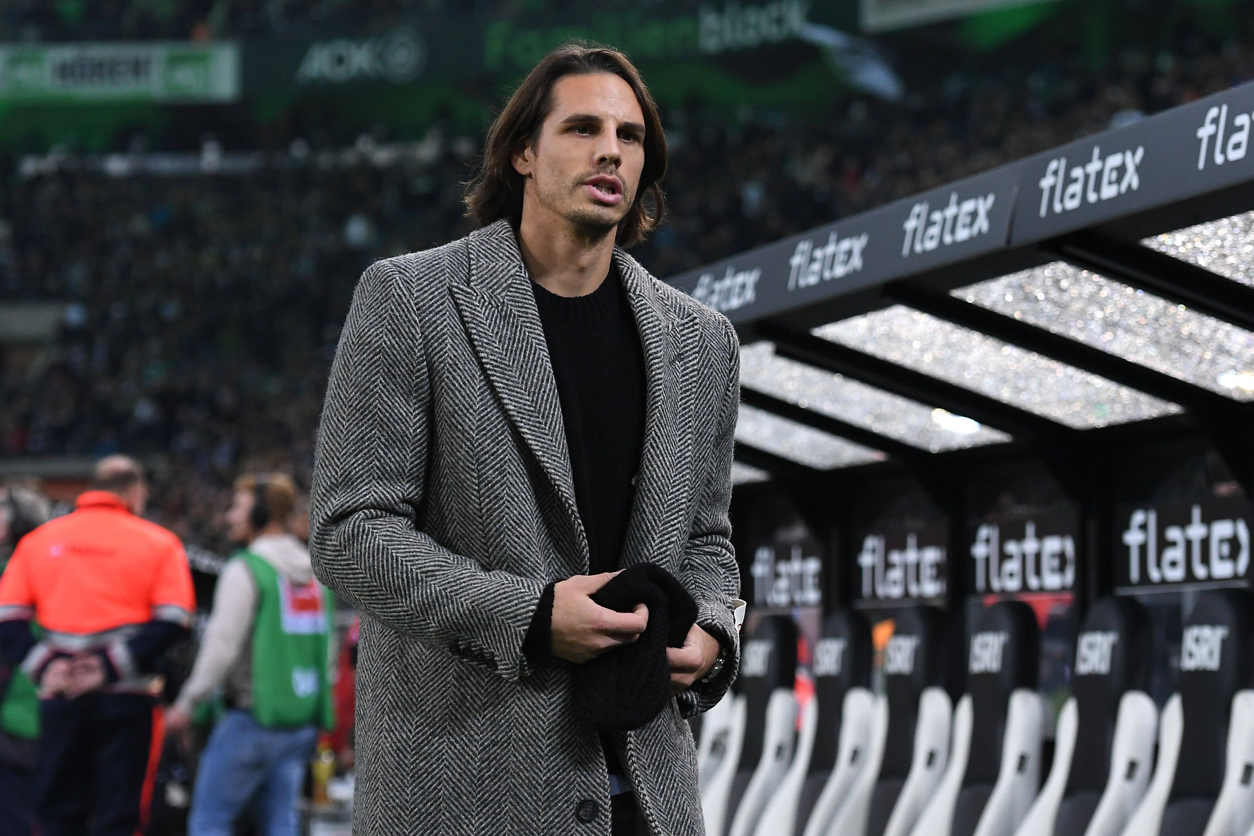 Yann Sommer, Torwart von Fußball-Bundesligist Borussia Mönchengladbach, ist aktuell am Sprunggelenk verletzt. Ist die WM-Teilnahme des Schweizer Nationalspielers in Gefahr? Dieses Foto zeigt Sommer am 4. November 2022 im Borussia-Park. Sommer trägt einen Mantel und hält eine Mütze in seinen Händen.