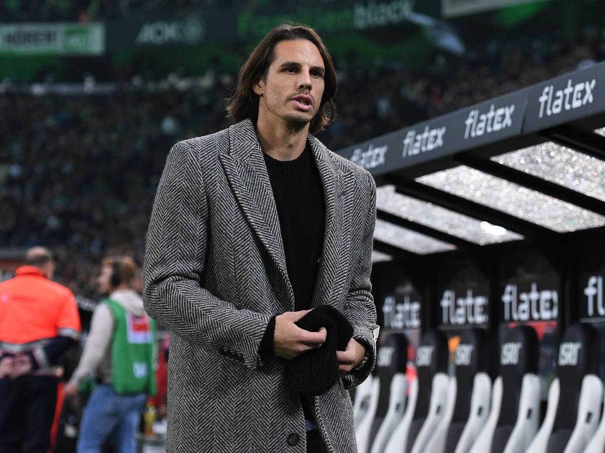 Yann Sommer, Torwart von Fußball-Bundesligist Borussia Mönchengladbach, ist aktuell am Sprunggelenk verletzt. Ist die WM-Teilnahme des Schweizer Nationalspielers in Gefahr? Dieses Foto zeigt Sommer am 4. November 2022 im Borussia-Park. Sommer trägt einen Mantel und hält eine Mütze in seinen Händen.