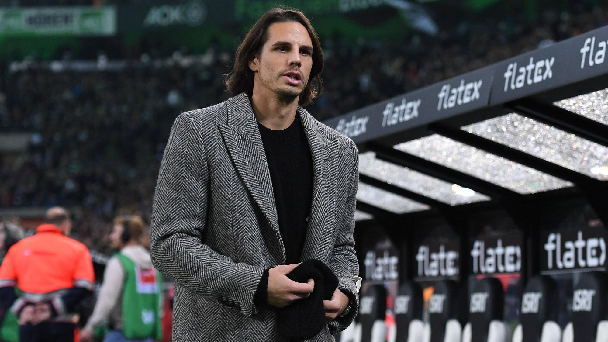 Yann Sommer, Torwart von Fußball-Bundesligist Borussia Mönchengladbach, ist aktuell am Sprunggelenk verletzt. Ist die WM-Teilnahme des Schweizer Nationalspielers in Gefahr? Dieses Foto zeigt Sommer am 4. November 2022 im Borussia-Park. Sommer trägt einen Mantel und hält eine Mütze in seinen Händen.