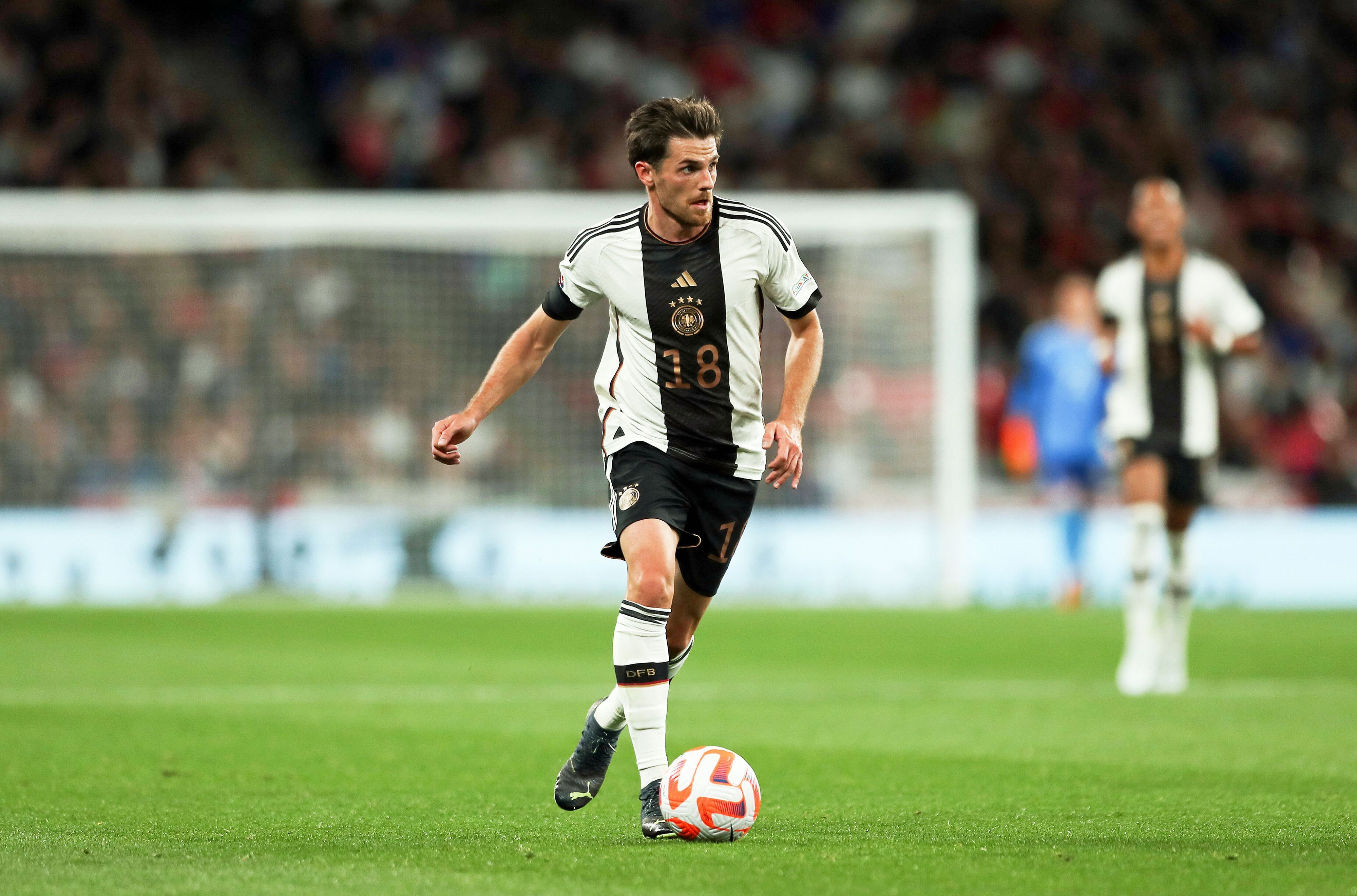 Gladbach-Profi Jonas Hofmann, hier zu sehen am 26. September 2022 im Spiel gegen England in Wembley, ist am Donnerstag (10. November) von DFB-Bundestrainer Hansi Flick für die WM in Katar nominiert worden. Hofmann hat den Ball am rechten Fuß und schaut auf das Spielgeschehen.