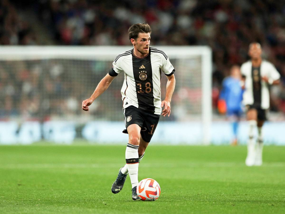 Gladbach-Profi Jonas Hofmann, hier zu sehen am 26. September 2022 im Spiel gegen England in Wembley, ist am Donnerstag (10. November) von DFB-Bundestrainer Hansi Flick für die WM in Katar nominiert worden. Hofmann hat den Ball am rechten Fuß und schaut auf das Spielgeschehen.