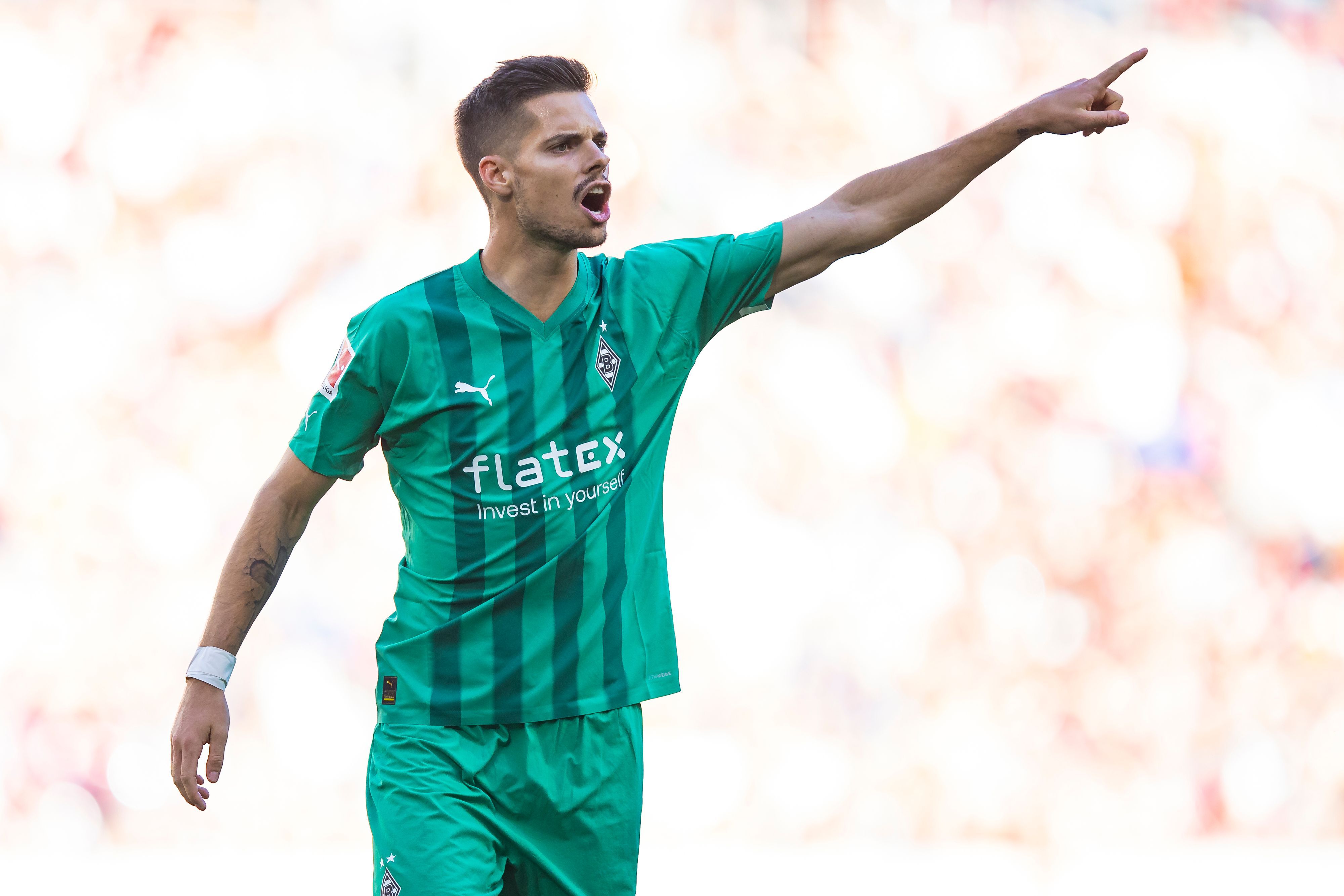 Julian Weigl von Borussia Mönchengladbach gibt während des Spiels beim SC Freiburg am 11. September 2022 Anweisungen. Weigl zeigt mit dem linken Arm nach vorne und ruft etwas.