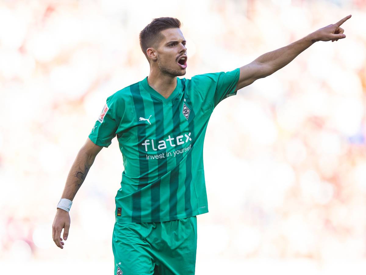 Julian Weigl von Borussia Mönchengladbach gibt während des Spiels beim SC Freiburg am 11. September 2022 Anweisungen. Weigl zeigt mit dem linken Arm nach vorne und ruft etwas.