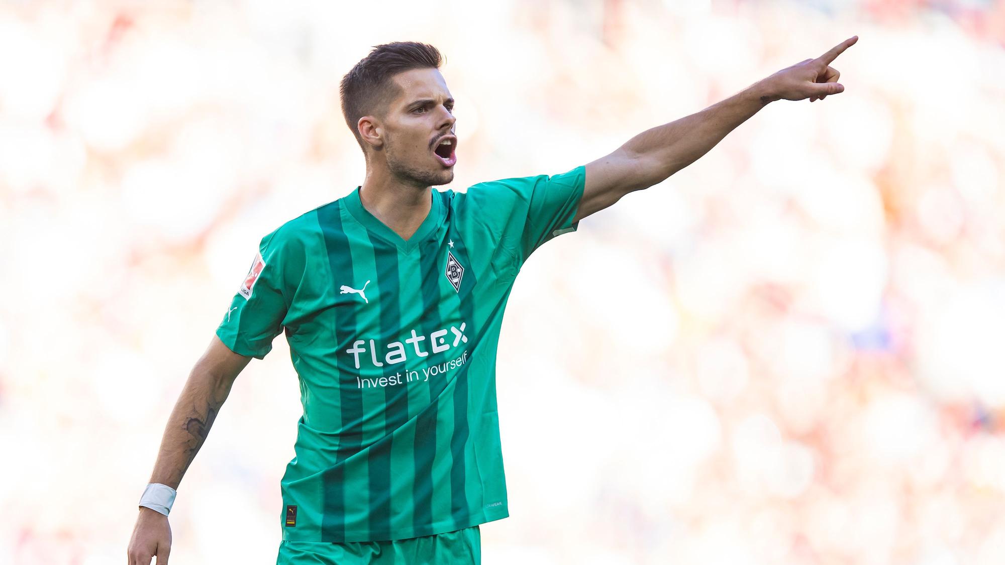Julian Weigl von Borussia Mönchengladbach gibt während des Spiels beim SC Freiburg am 11. September 2022 Anweisungen. Weigl zeigt mit dem linken Arm nach vorne und ruft etwas.