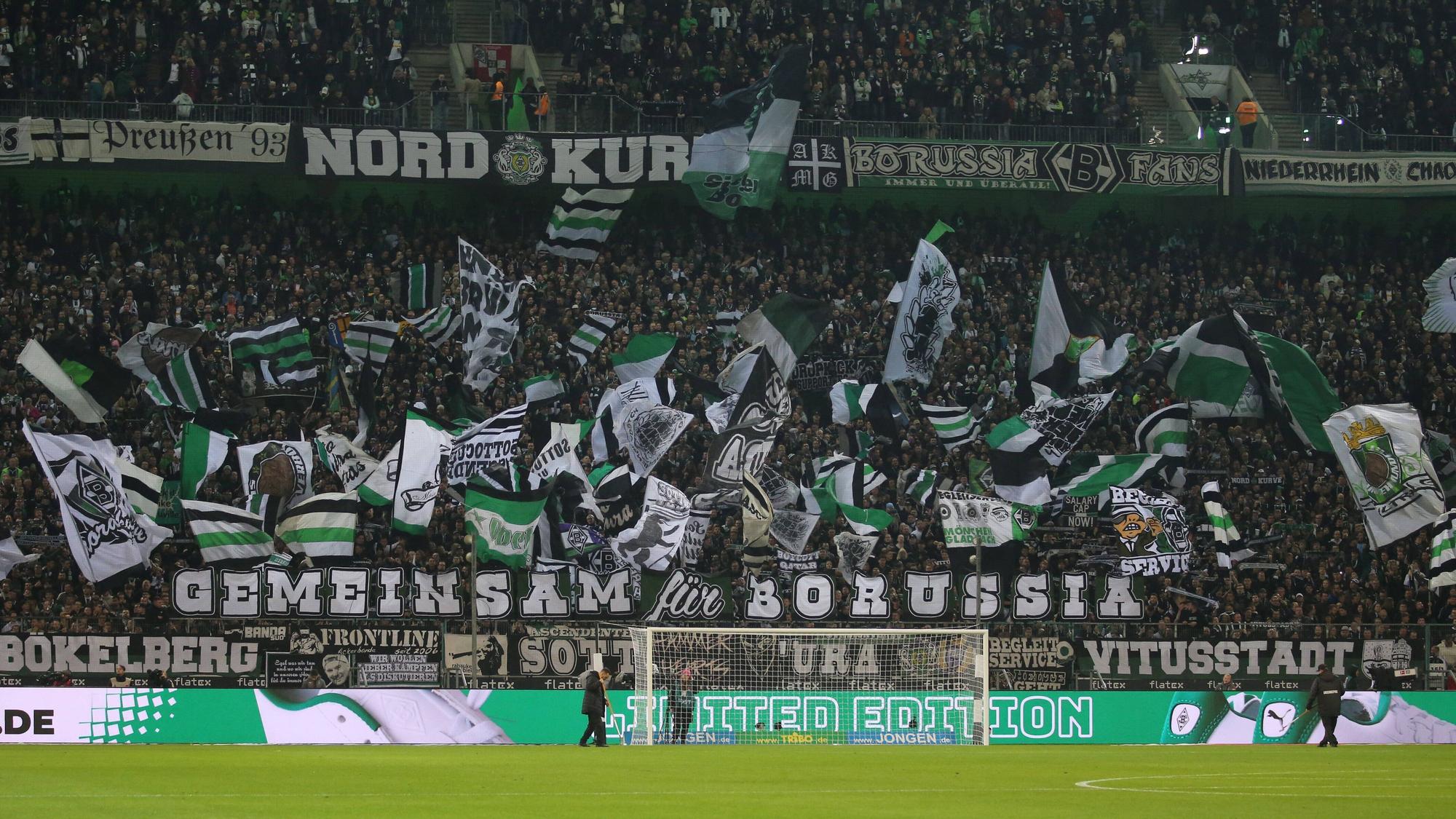 Der Borussia-Park, die Heimstätte von Borussia Mönchengladbach, wenige Minuten vor dem Heimspiel gegen den VfB Stuttgart am 4. November 2022.