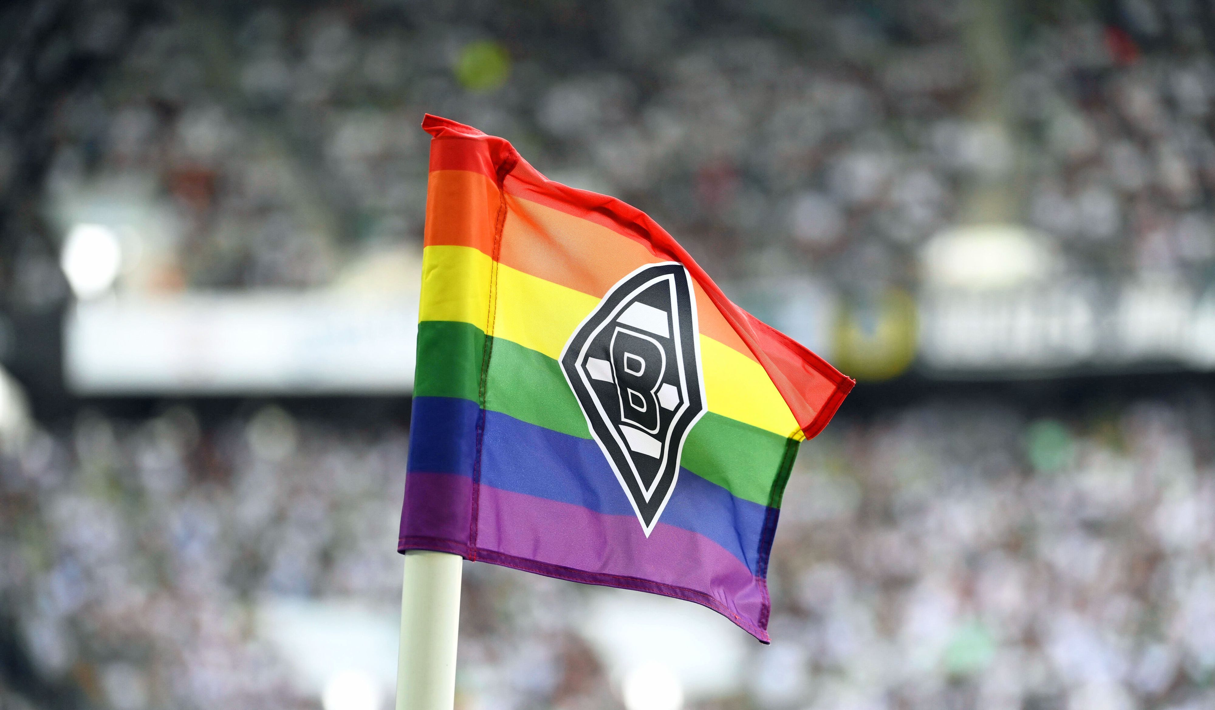Die Eckfahne in Regenbogenfarben im Borussia-Park zeigt das Vereinsemblem von Fußball-Bundesligist Borussia Mönchengladbach. Dieses Symbolfoto stammt vom 04. September 2022. Im Hintergrund sind die Zuschauerränge zu sehen.