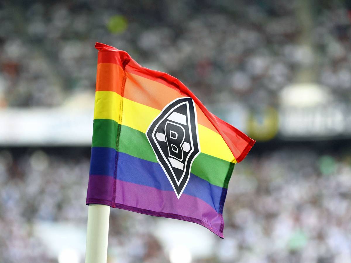 Die Eckfahne in Regenbogenfarben im Borussia-Park zeigt das Vereinsemblem von Fußball-Bundesligist Borussia Mönchengladbach. Dieses Symbolfoto stammt vom 04. September 2022. Im Hintergrund sind die Zuschauerränge zu sehen.