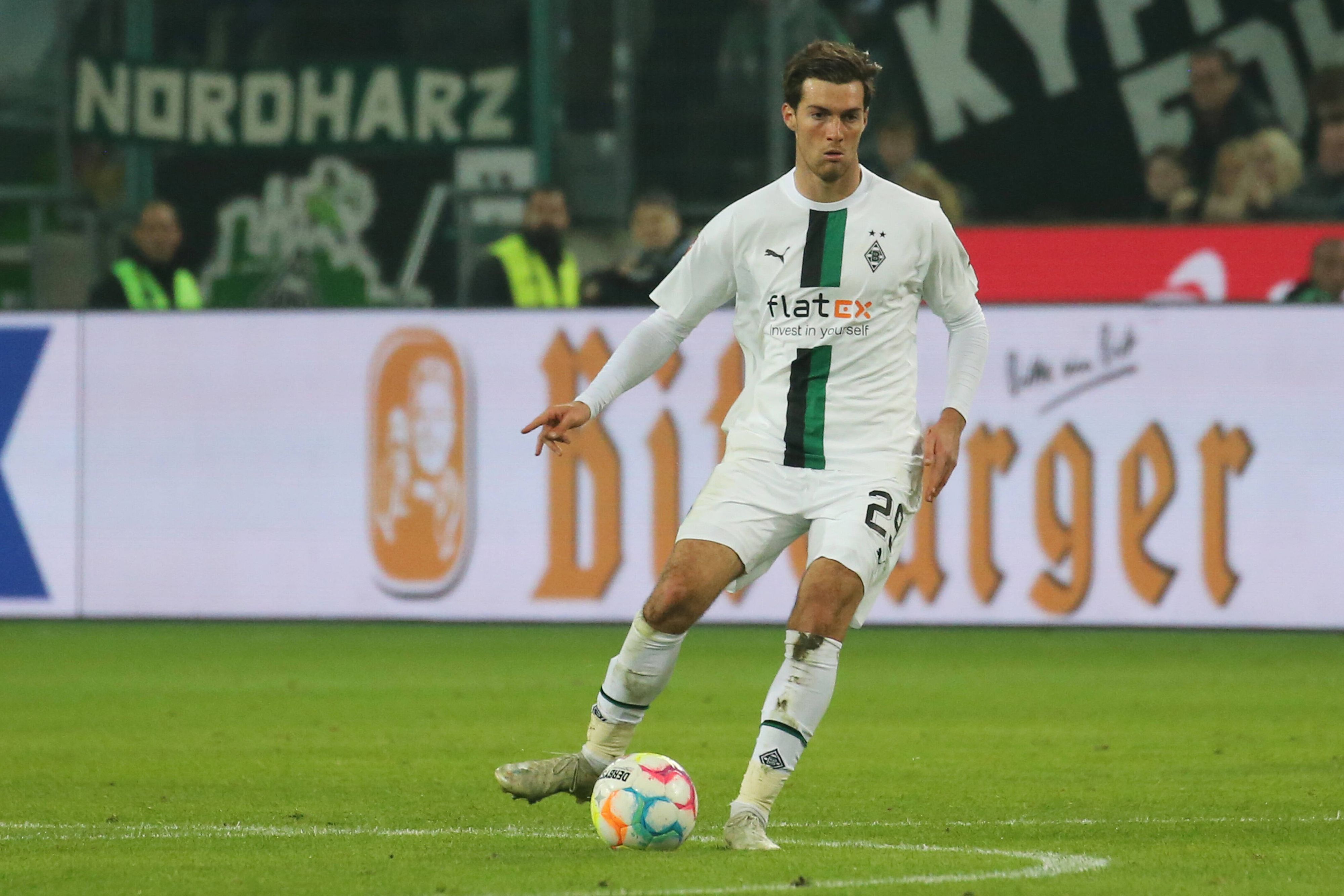 Joe Scally holt am 4. November 2022 im Spiel von Borussia Mönchengladbach gegen VfB Stuttgart zu einer Passbewegung aus.