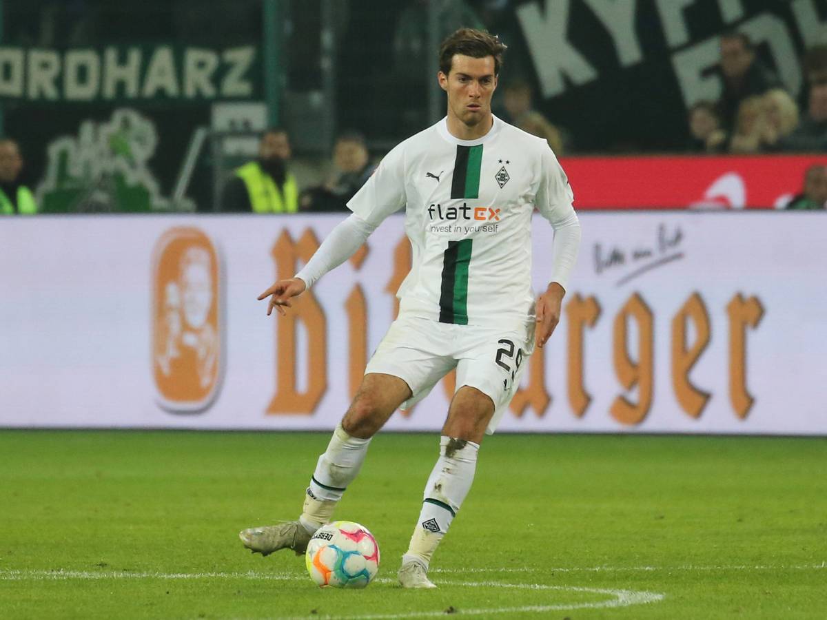 Joe Scally holt am 4. November 2022 im Spiel von Borussia Mönchengladbach gegen VfB Stuttgart zu einer Passbewegung aus.