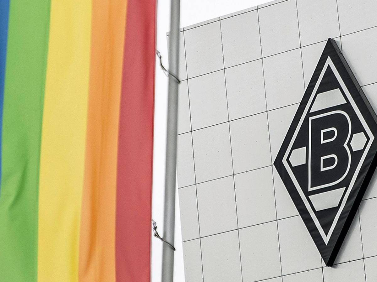 Die Regenbogenfahne im Borussia-Park, im Hintergrund ist das Vereinslogo von Fußball-Bundesligist Borussia Mönchengladbach auf dem Gebäude „8 Grad“ zu sehen.