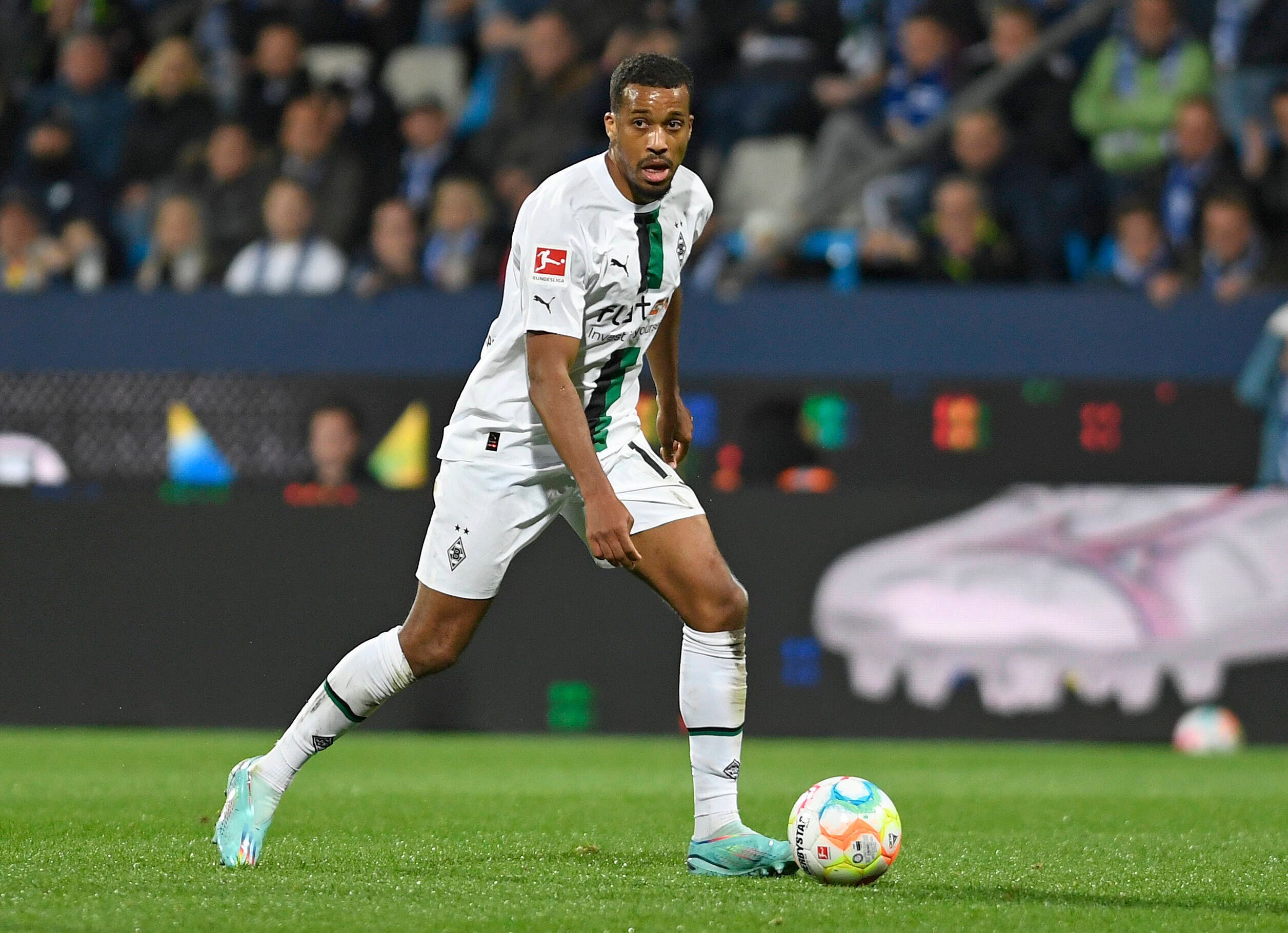 Gladbach-Stürmer Alassane Plea fällt für das Bundesliga-Duell am Freitag (11. November 2022) gegen Dortmund im Borussia-Park aus. Auf diesem Foto ist der Franzose am 8. November in Bochum zu sehen. Plea hat den Ball am linken Fuß und schaut nach vorne.